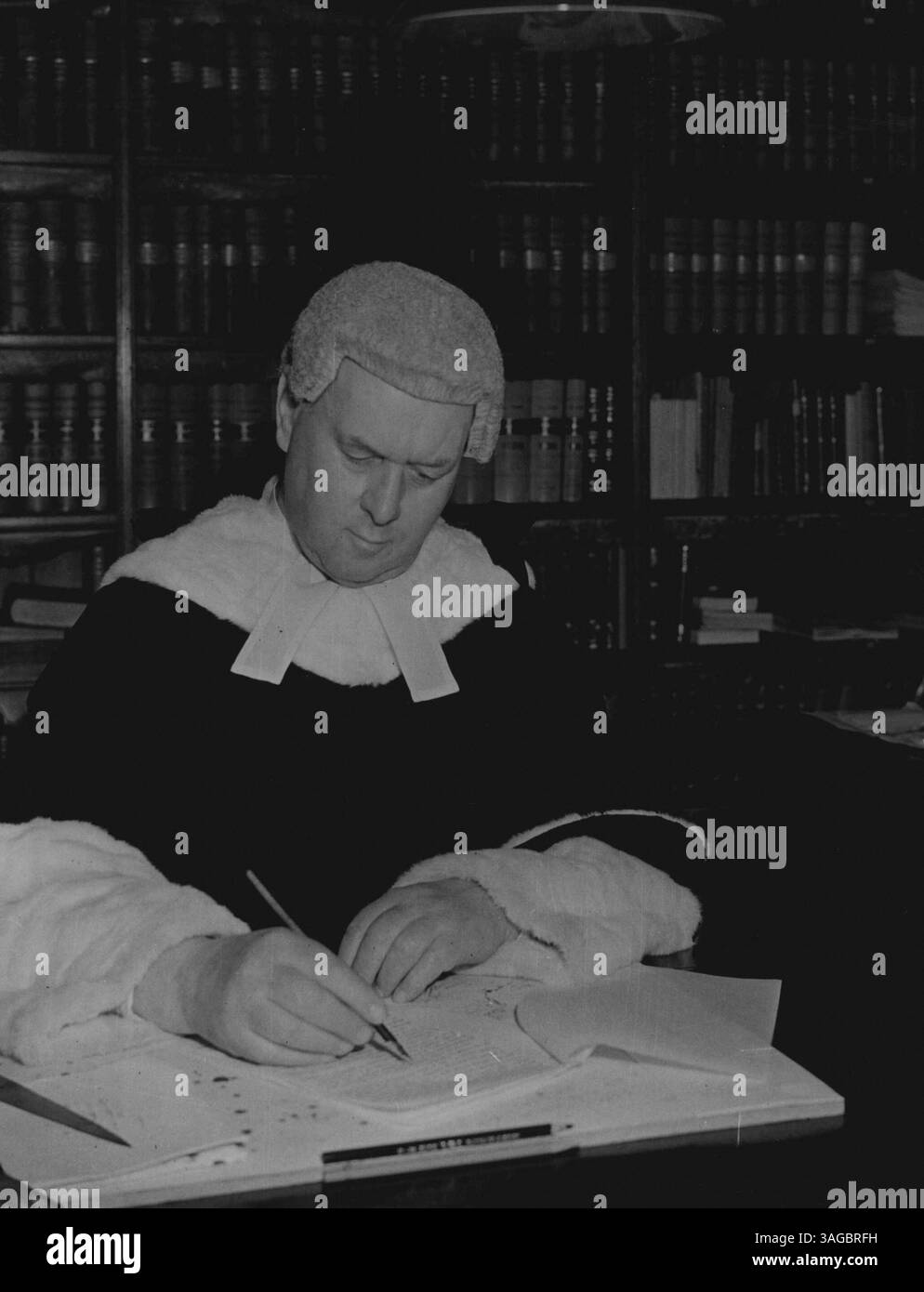 Das Gesetz Richtet Sich An Den Lord Chief Justice Of England. Die Rt. Thomas, Walker Hobart, Viscount Caldecote, C.B.E., K.C., geboren 1870 und 1940 in sein jetziges Amt ernannt, hatte eine bedeutende politische und juristische Laufbahn, studierte am Clifton and King's College in London, wurde 1899 in die Anwaltskammer berufen, wurde 1918 zum M.P. für Central Bristol (Konservative) gewählt und war 1922 Solicitor-General, mit einigen Monaten Unterbrechung, von 1922 bis 1928; Generalstaatsanwalt, 1928–39 und 1932-36, als er zum Minister für die Koordinierung der Verteidigung ernannt wurde. 1939 wurde er SE Stockfoto