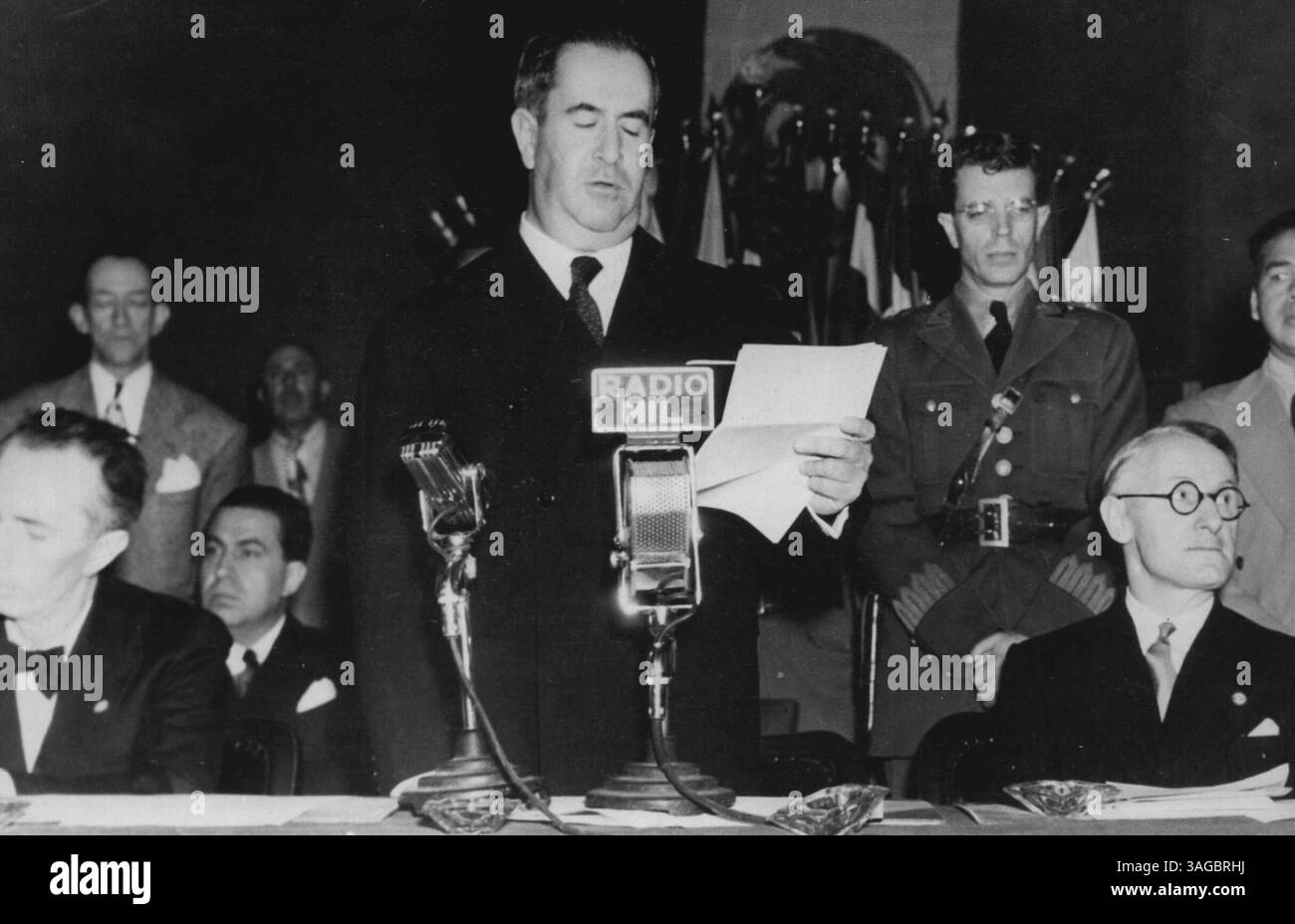 Camacho begrüßt Delegierte der mexikanische Präsident Manuel Avila Camacho hält die Eröffnungsrede auf der dritten Interamerikanischen Konferenz der Internationalen Arbeitsorganisation in Mexiko-Stadt. April. Auf der linken Seite ist Edward J. Phelan, aus Kanada, Direktor der ILC. Rechts steht Myrddin Evans aus England, Vorsitzender des IAO-Verwaltungsorgans. Mai 1946. (Foto von zugehörigem Pressefoto) Stockfoto