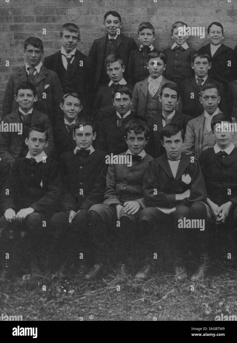 Untere Reihe: Roy Bridges (dritte von links) D. B. Blackwood (Bischof von Gippsland) (2. Von links) 5. Klasse Queens College, Hobart 1899. April 1952. Stockfoto