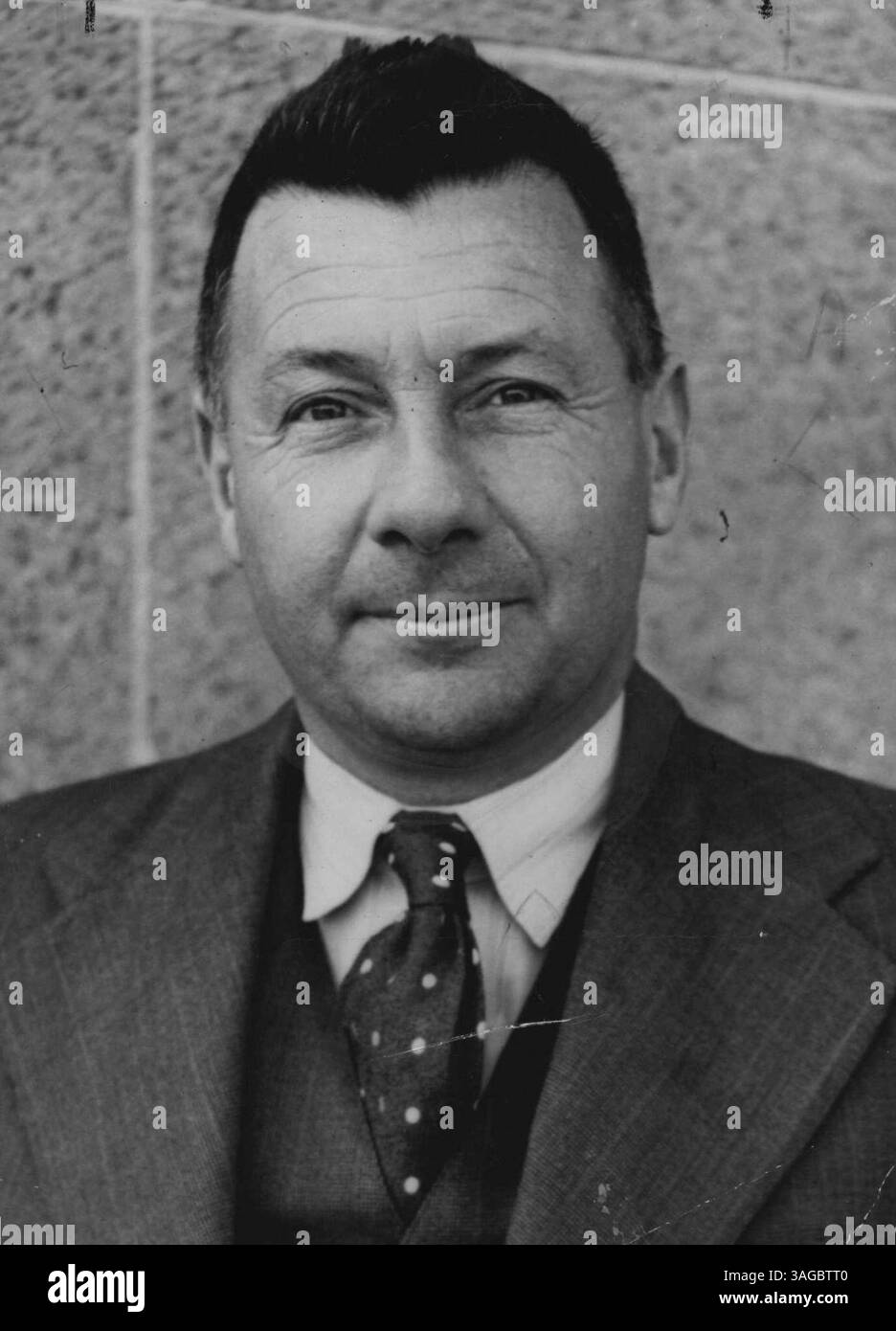 Die Arbeiter von Butler Air Transport, Mascot, NSW, die während des Krieges Flugzeugteile hergestellt haben, planen eine eigene Fabrik, um Waren in Friedenszeiten herzustellen. Das neue Unternehmen, das von Mr. C.A. Butler, Geschäftsführer von Butler Air Transport, finanziert wird, wird von Parents Concern geführt, die Fluggesellschaften in NSW und Queensland betreibt. Mr. Butler sagte den Angestellten, er wolle eine Chance geben, ins Geschäft zu gehen. November 1945. Stockfoto