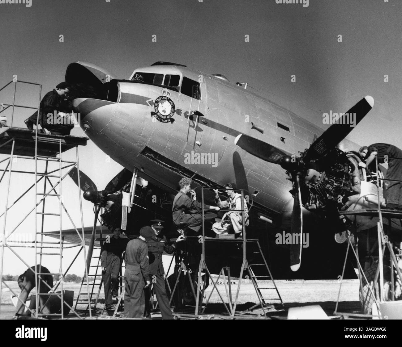 RAAF für Malaya -- Bodenpersonal Richmond Station bereitet eine der Dakotas vor, die nach Malaya fahren soll. Juni 1950. (Foto: Winton Irving/Fairfax Media). Stockfoto