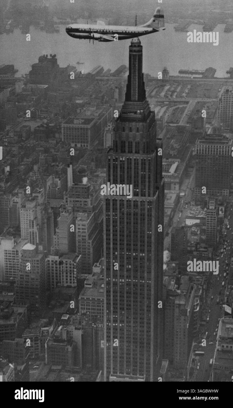 „Flying Cloud“ kommt vorbei - vorbei am beweglichen Anlegemast 1.250 Meter über der Straße auf dem berühmten Empire State Building von New York City, das größte und schnellste kommerzielle Flugzeug der Welt. Das Flugzeug, die Pan American World Airways America' Class Clipper „Flying Cloud“, erreicht London am nächsten Sonntag, den 3. April, nachdem ihre Jungfrau den Atlantik überquert hat. Der zweistöckige Clipper mit 75 Passagieren flog auf mehr als 1.500 Fuß, um die Spitze des Empire State Building zu reinigen. Das Flugzeug selbst ***** 110 Meter lang, und wenn sein Schwanz in der Straße ist, würde die Nase reichen Stockfoto