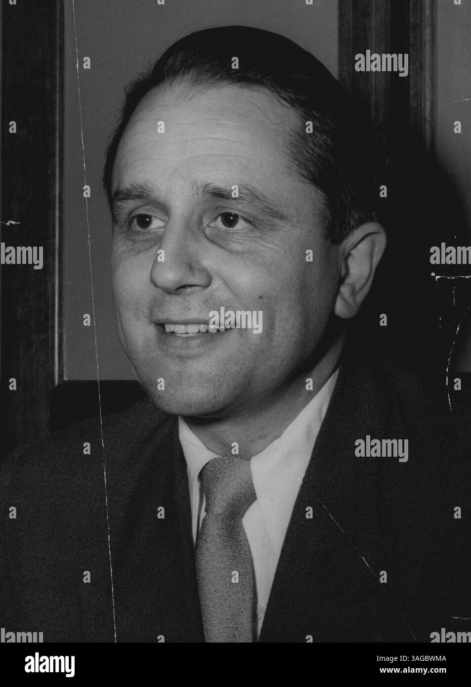 John Cameron, australischer Bariton, der nach 6 Jahren im Ausland zurückgekehrt ist. Er startet eine viermonatige Australien-Tour, während der er viele Auftritte für die ABC machen wird. Juni 1955. (Foto: Frank Albert Charles Burke/Fairfax Media). Stockfoto