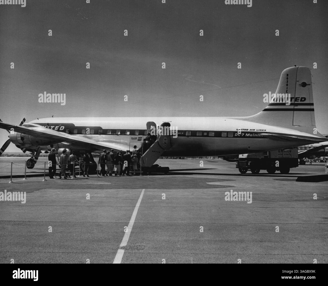 Das neueste und schnellste Flugzeug der USA – speziell nach den Spezifikationen von United Air Lines für maximalen Komfort und Luxus gebaut, bietet das DC-7 Mainliner Platz für 58 Passagiere, zusammen mit einer Besatzung von fünf und 9.000 Pfund Post und Fracht. Die „Sivens“ sind die schnellsten kolbenmotorischen Verkehrsflugzeuge der Welt, die mit einer Geschwindigkeit von 10 km/min fliegen. Juli 1954. (Foto von United Air Lines Photo). Stockfoto