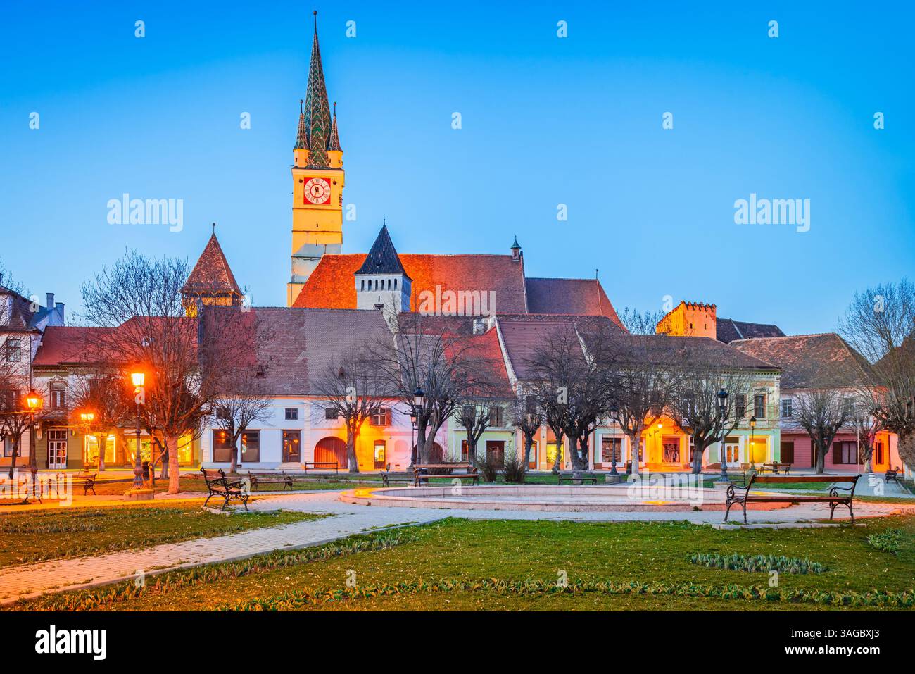 Medias, Rumänien. Lutherische Kirche St. Margarete und historische Innenstadt, mittelalterliche gut erhaltene Stadt in Transsilvanien. Stockfoto