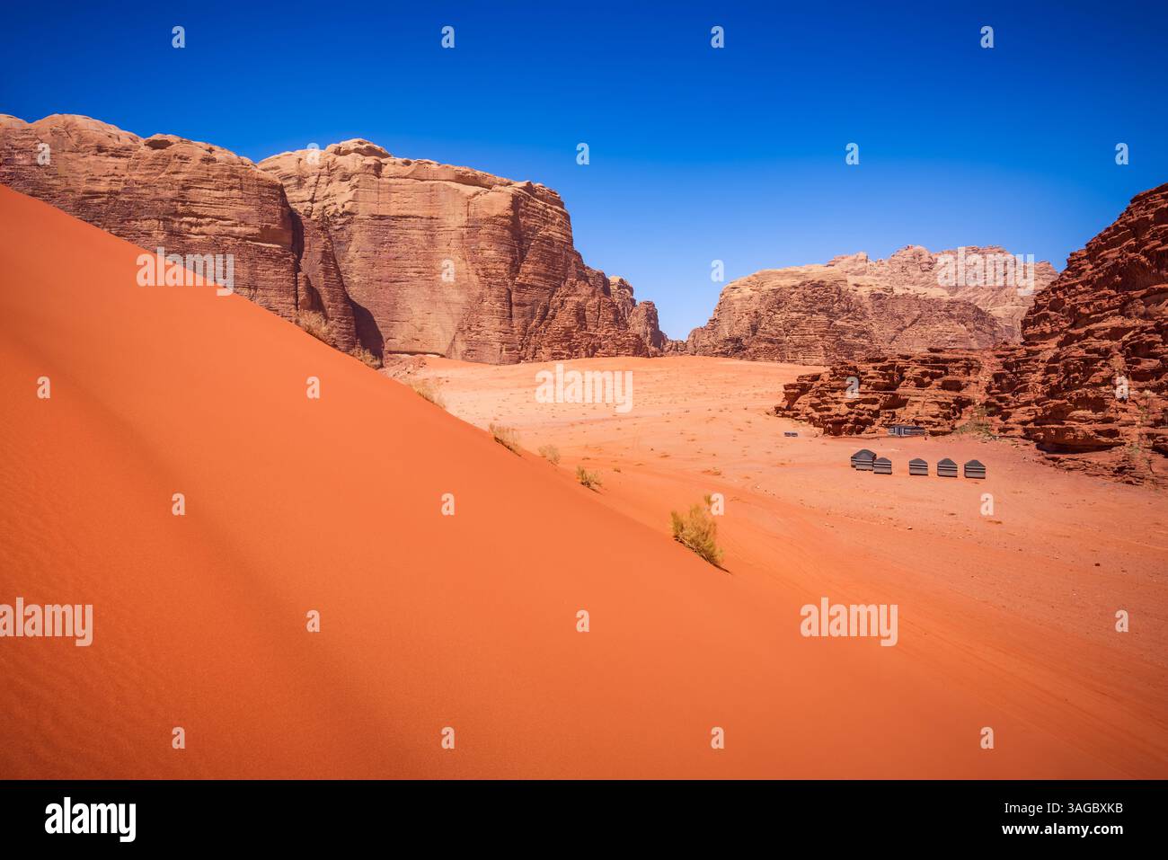 Wadi Rum, Jordanien. Red Sand Dunes sind atemberaubende, windgeformte Dünen mit tiefroten Tönen, perfekt zum Wandern und Sandboarden Stockfoto