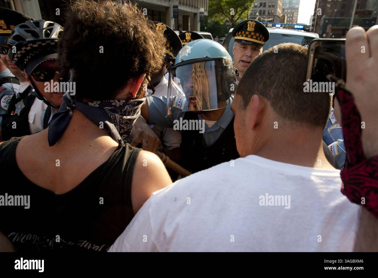 Mai 2012: Chicago, Illinois, USA S - Chicago Polizisten stoßen am 19. Mai 2012 an der Kreuzung von State Street und Harrison Street mit Anti-NATO-Demonstranten zusammen, während einer Konfrontation, bei der die Polizei nicht zulassen würde, dass NATO-Demonstranten auf der Harrison Street in der South Loop von Chicago nach Westen fahren. (Bild: © Michael Jarecki/ZUMAPRESS.com) Stockfoto