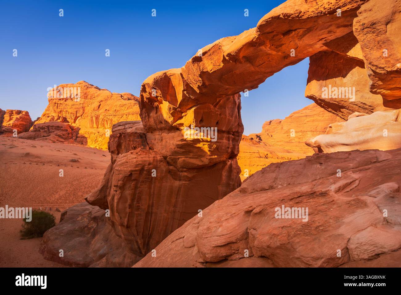 Wadi Rum, Jordanien. Um Fruth in Wadi Rum ist ein berühmter natürlicher Felsbogen, beliebt für Klettern und atemberaubende Ausblicke, Arabien Wüste. Stockfoto