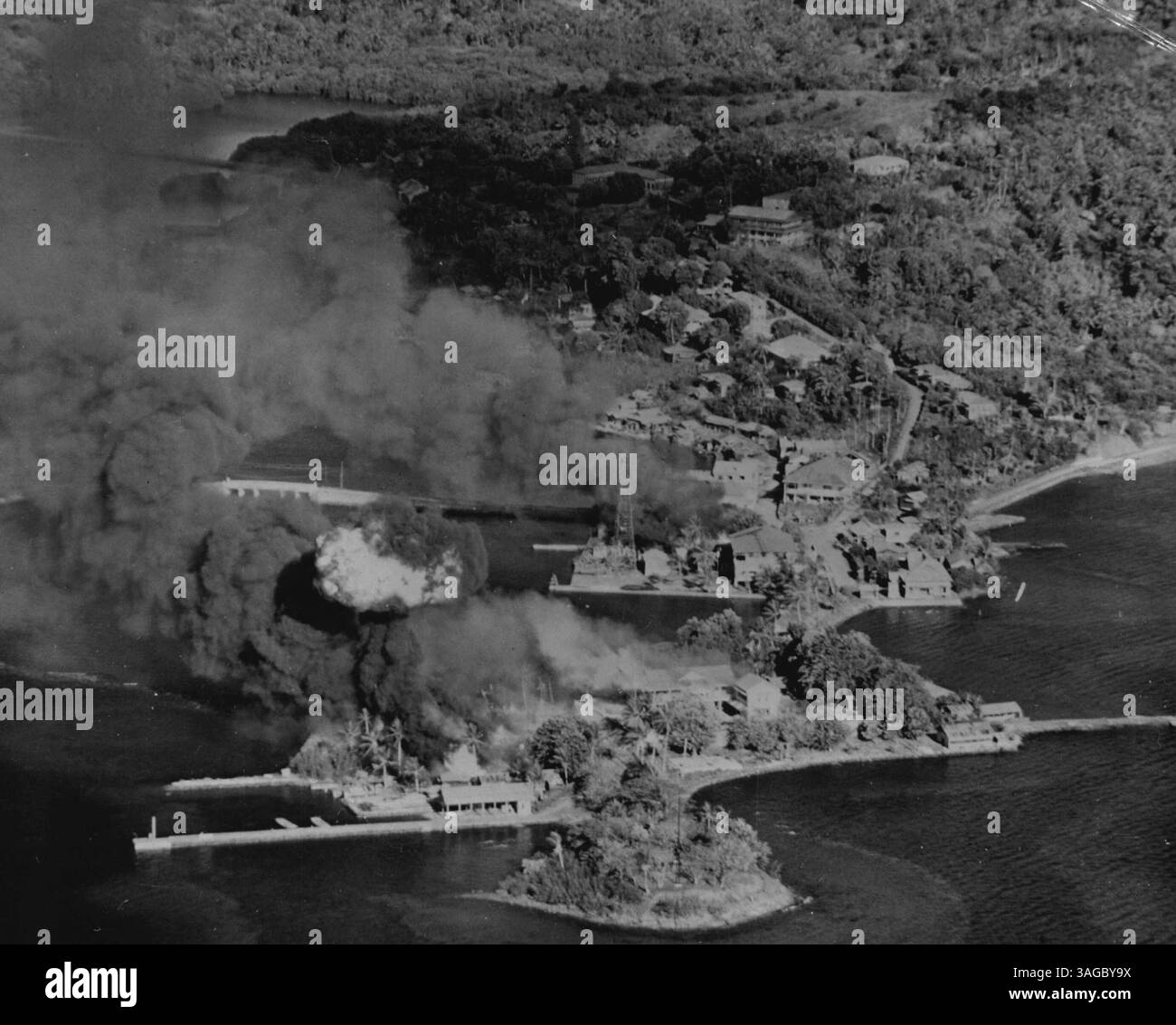 Riesige Rauchpilze steigen aus japanischen Anlagen in Yap City auf Yap Island aus, während die Flugzeugträger der Pacific Fleet am 29-30. März 1944 streiken. April 1944. (Foto von offiziellem Foto der US Navy). Stockfoto