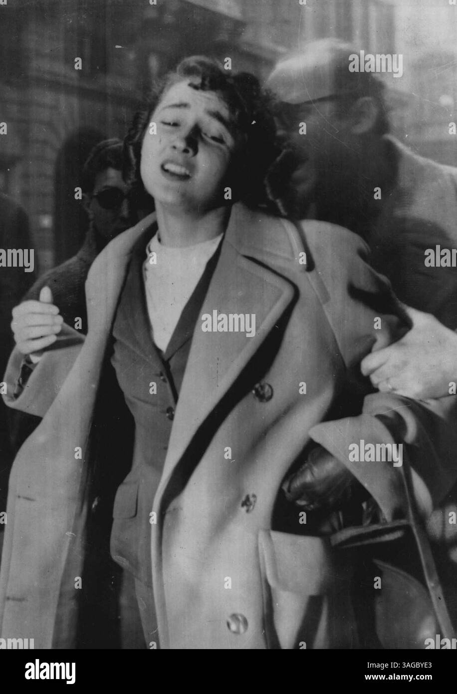 Zu Hause: Sie kämpft darum, sich aus dem Griff eines Fotografen zu befreien, der sie gehalten hat, um andere Bilder von ihr zu machen, ist Signorina Anna Maria Moneta Caglio, 23, die heute nach ihrer Aussage im Prozess gegen Silvano Mute, eine Journalistin, zu sehen ist. Signor Muto wird dafür benutzt, falsche Berichte über den Tod von Wilma Monteal im vergangenen April im Alter von 21 Jahren zu veröffentlichen. Insgesamt wurden 24 Verleumdungs- und Verleumdungsklagen gegen Signorina Caglio eingereicht, deren Aussage heute ihre letzte war. In einem artikel behauptete Signor Mute, dass Wilma Montesi, dessen Leiche an einem Strand südlich von Fome gefunden wurde, an den Folgen eines OW gestorben sei Stockfoto