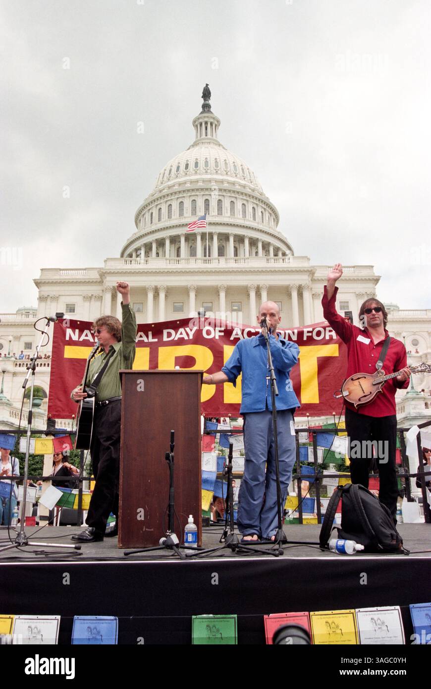 15. Juni 1998: Sänger Michael Stipe, Gitarrist Peter Buck und Mike Mills von REM treten auf der Rally for Tibet im US Capitol am 15. Juni 1998 in Washington DC auf. Tibetisch-Amerikaner und Hunderte von Unterstützern protestierten gegen Chinas Politik gegenüber Tibet. (Bild: © Richard Ellis/ZUMAPRESS.com) Stockfoto