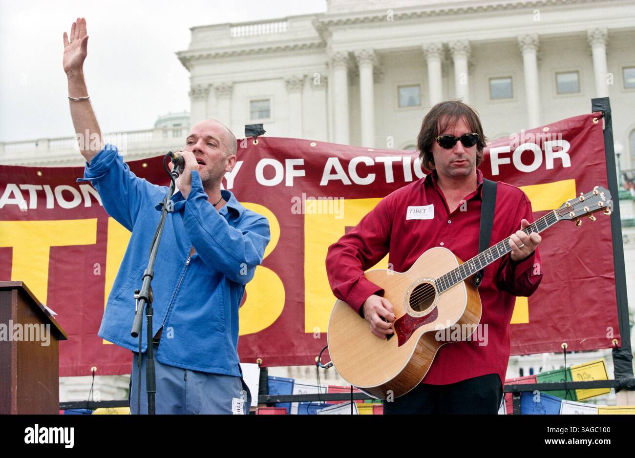 15. Juni 1998: Sänger Michael Stipe und Gitarrist Peter Buck von REM treten am 15. Juni 1998 im US Capitol auf. Tibetisch-Amerikaner und Hunderte von Unterstützern protestierten gegen Chinas Politik gegenüber Tibet. (Bild: © Richard Ellis/ZUMAPRESS.com) Stockfoto
