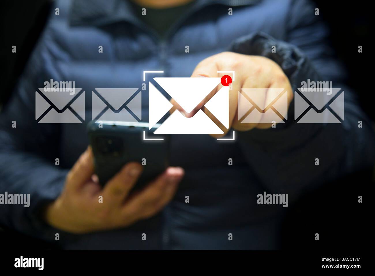 Eine Geschäftsfrau verwendet einen Laptop mit einem leuchtenden E-Mail-Symbol und einem Benachrichtigungsausweis, der digital überlagert ist und eine neue Nachricht anzeigt, die in ihrem in empfangen wird Stockfoto