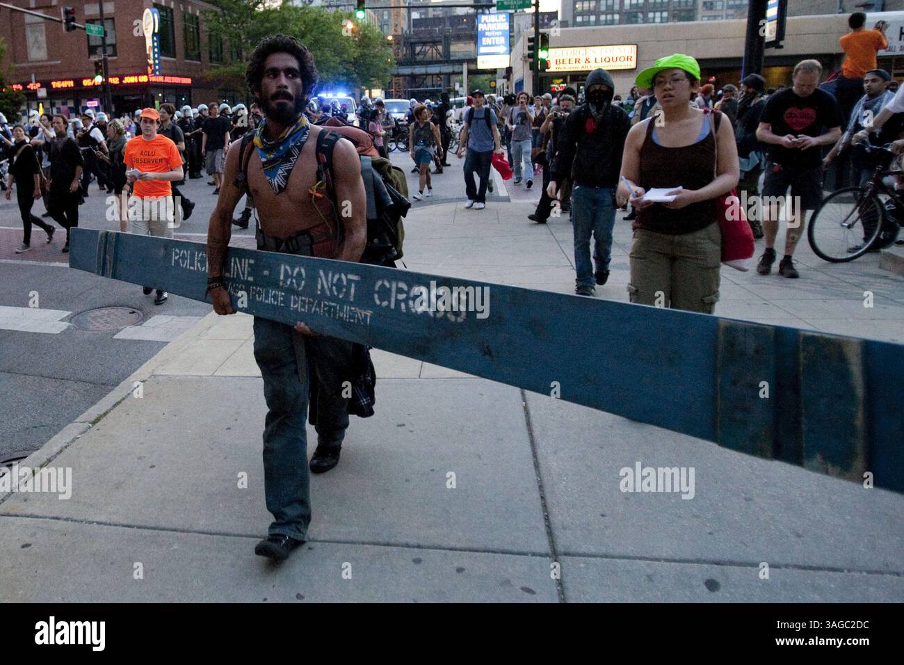 Mai 2012: Chicago, Illinois, USA S - Ein Demonstrant trägt eine Polizeibarrikade durch den South Loop der Innenstadt von Chicago während eines Anti-NATO-marsches am 19. Mai 2012. (Bild: © Michael Jarecki/ZUMAPRESS.com) Stockfoto