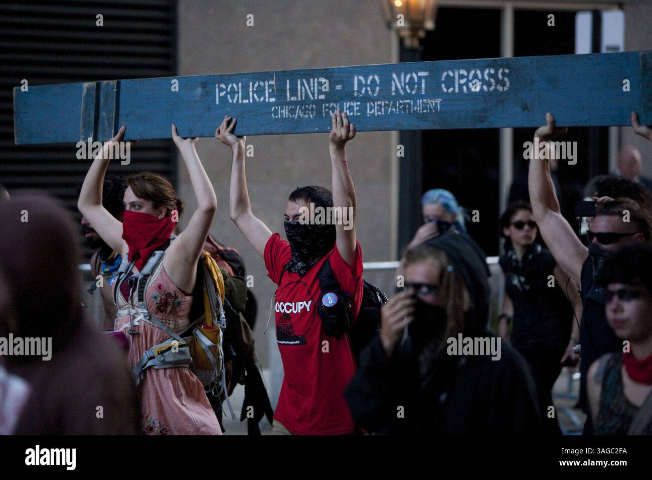 Mai 2012: Chicago, Illinois, USA S - Demonstranten tragen während eines Anti-NATO-marsches am 19. Mai 2012 eine Barriere der Chicago Police Line durch den South Loop der Innenstadt von Chicago. (Bild: © Michael Jarecki/ZUMAPRESS.com) Stockfoto