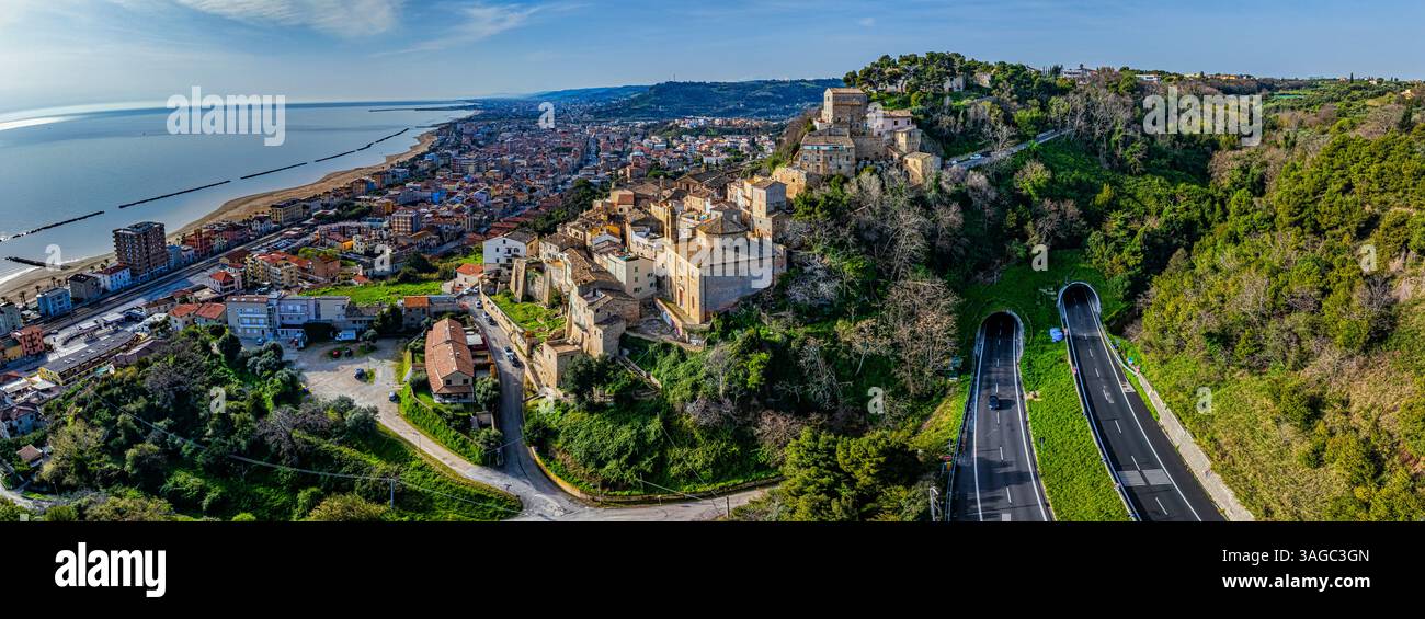 Blick aus der Vogelperspektive auf Grottammare mit A14-Autobahntunneln und Adria im Hintergrund. Grottammare, Ascoli Piceno, Region Marken, Italien Stockfoto