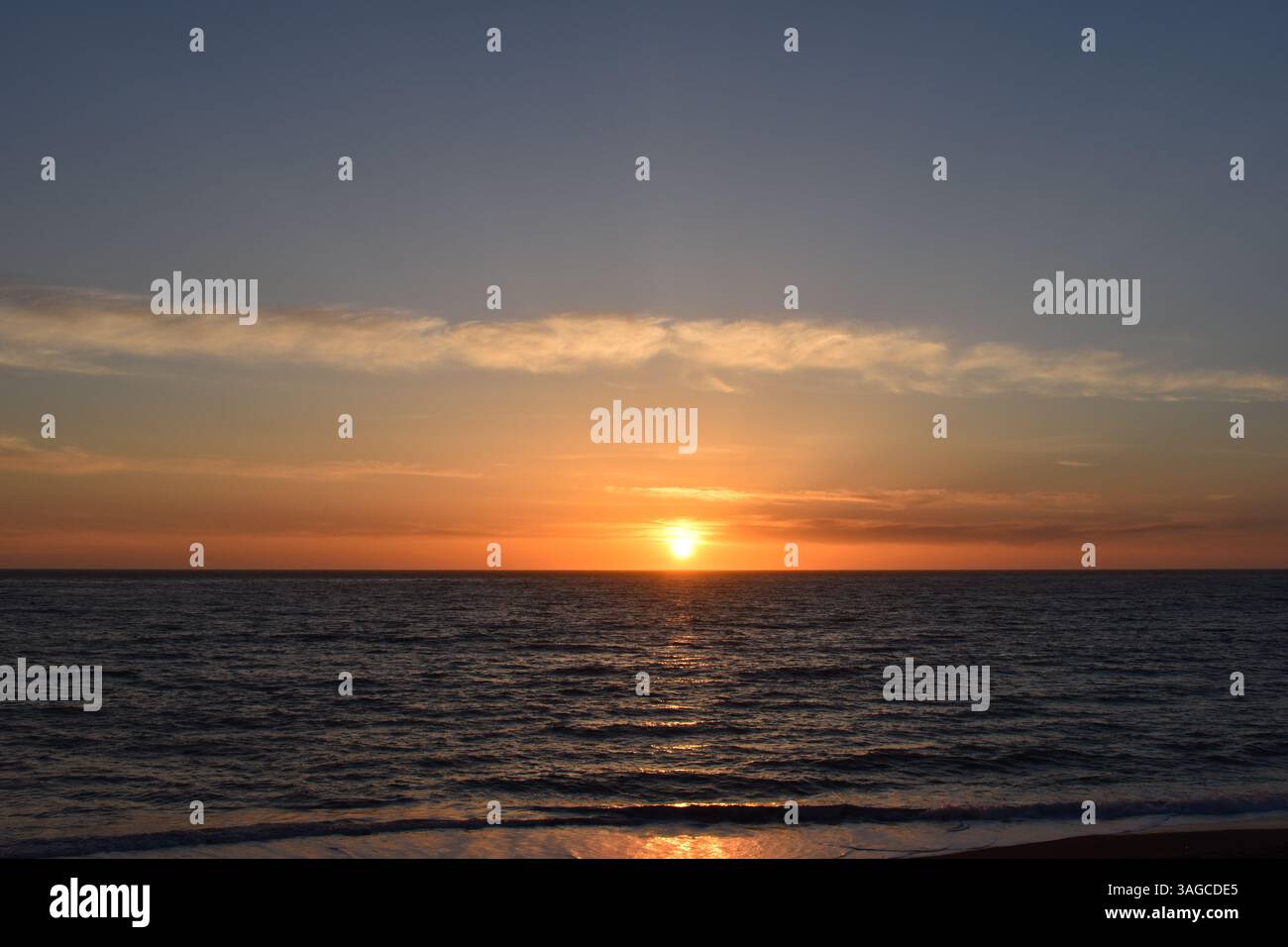 Goldene Stunde über dem Pazifik: Ein ruhiger Sonnenuntergang am Moonstone Beach, Cambria Stockfoto