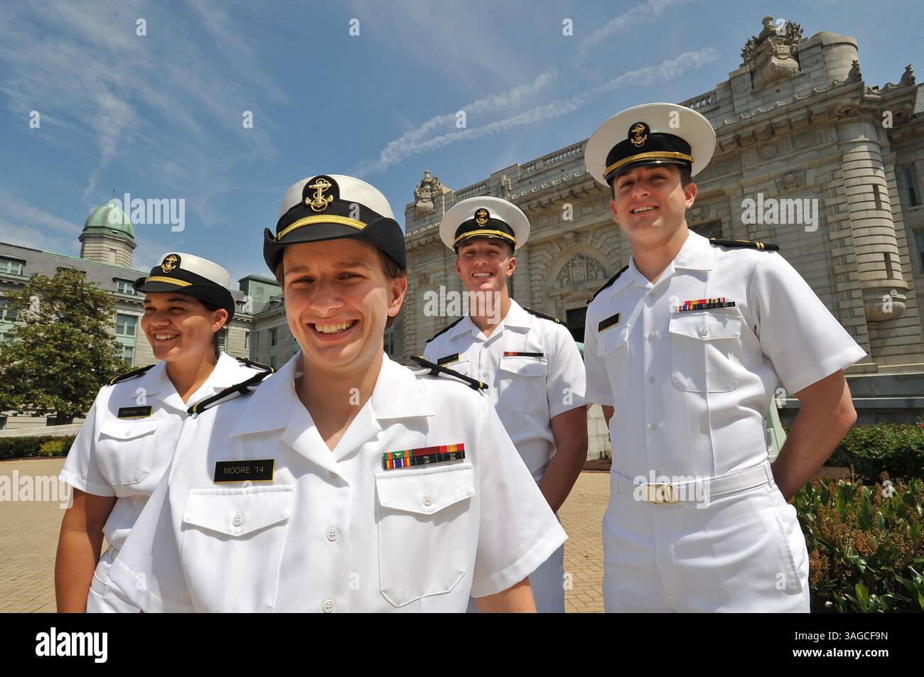 Mai 2012 - Annapolis, MD, USA - Gay Midshipmen, von links, Caitlin Bryant, Kay Moore, Nick Bonsall, und Andrew Atwill posiert für Porträt, 3. Mai 2012, in Annapolis, Maryland. Schwule Midshipmen sagen, dass sie sich in der Naval Academy seit der Aufhebung von „Don't Ask Don't Tell“ im September wohler fühlen, sind aber immer noch besorgt darüber, wie individuelle Meinungen über Homosexualität sie in ihrer Karriere beeinflussen könnten. (Bild: © Amy Davis/Baltimore Sun/MCT/ZUMAPRESS.com) Stockfoto