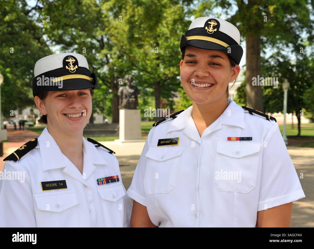 3. Mai 2012: Annapolis, MD, USA – die Midshipmen Kay Moore, links, und Caitlin Bryant posieren für Porträt am 3. Mai 2012 in Annapolis, Maryland. Schwule Midshipmen sagen, dass sie sich in der Naval Academy seit der Aufhebung von „Don't Ask Don't Tell“ im September wohler fühlen, sind aber immer noch besorgt darüber, wie individuelle Meinungen über Homosexualität sie in ihrer Karriere beeinflussen könnten. (Bild: © Amy Davis/Baltimore Sun/MCT/ZUMAPRESS.com) Stockfoto