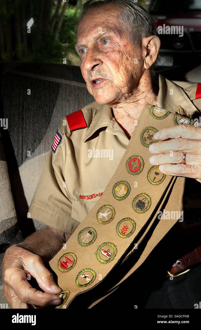 16. Mai 2012 – Pompano Beach, FL, USA – George Dennis aus Pompano Beach, der mit 98 möglicherweise der älteste Adler-Pfadfinder des Landes ist, wird am 16. Mai 2012 mit seinem Verdienstabzeichen Schärpe fotografiert. Dennis wird von den Sons of Union Veterans of the Civil war geehrt (beide Großväter kämpften im Bürgerkrieg) (Bild: © Carline Jean/Sun Sentinel/MCT/ZUMAPRESS.com) Stockfoto