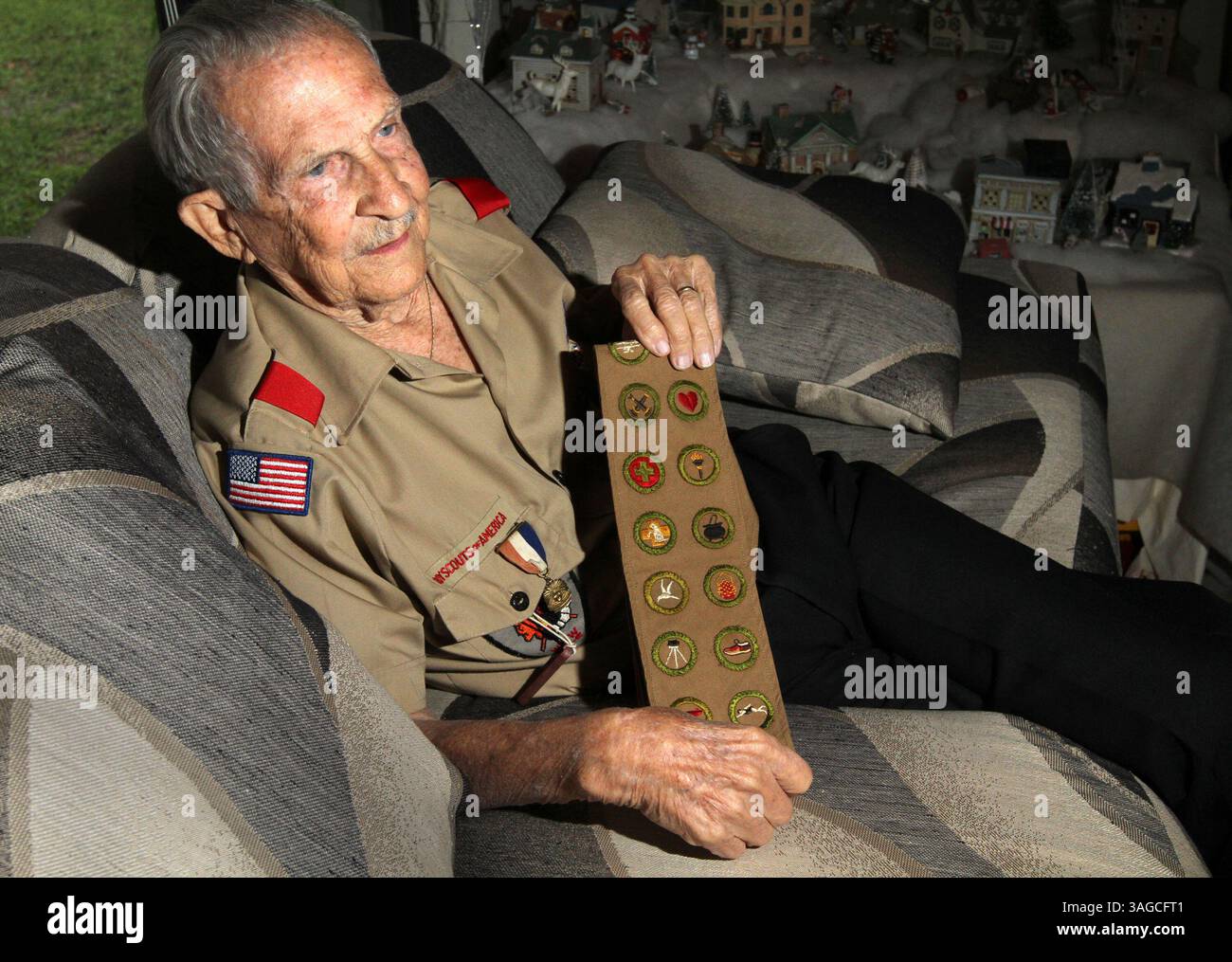 16. Mai 2012 – Pompano Beach, FL, USA – George Dennis aus Pompano Beach, der mit 98 möglicherweise der älteste Adler-Pfadfinder des Landes ist, wird am 16. Mai 2012 mit seinem Verdienstabzeichen Schärpe fotografiert. Dennis wird von den Sons of Union Veterans of the Civil war geehrt (beide Großväter kämpften im Bürgerkrieg) (Bild: © Carline Jean/Sun Sentinel/MCT/ZUMAPRESS.com) Stockfoto