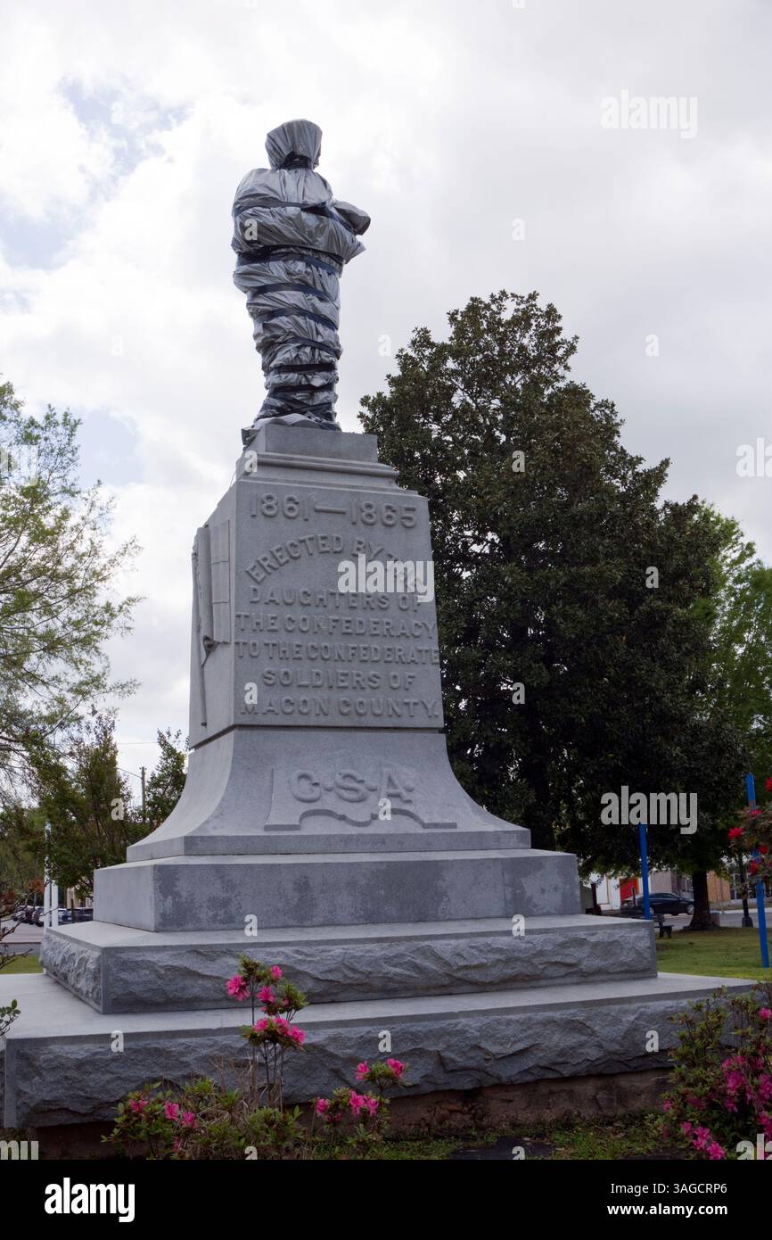 Auf dem Stadtplatz von Tuskegee Alabama ist ein Denkmal für konföderierte Soldaten mit Plastik bedeckt. Stockfoto