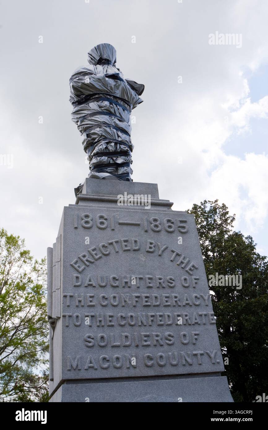 Auf dem Stadtplatz von Tuskegee Alabama ist ein Denkmal für konföderierte Soldaten mit Plastik bedeckt. Stockfoto