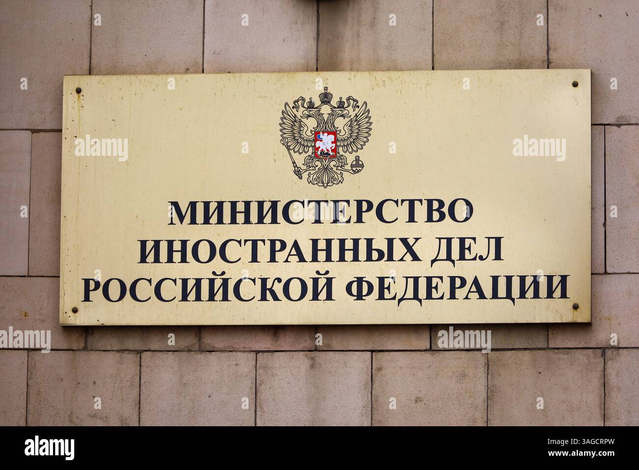 Schild mit der Aufschrift „Ministerium für auswärtige Angelegenheiten der Russischen Föderation“ auf dem MFA-Gebäude in Moskau Stockfoto