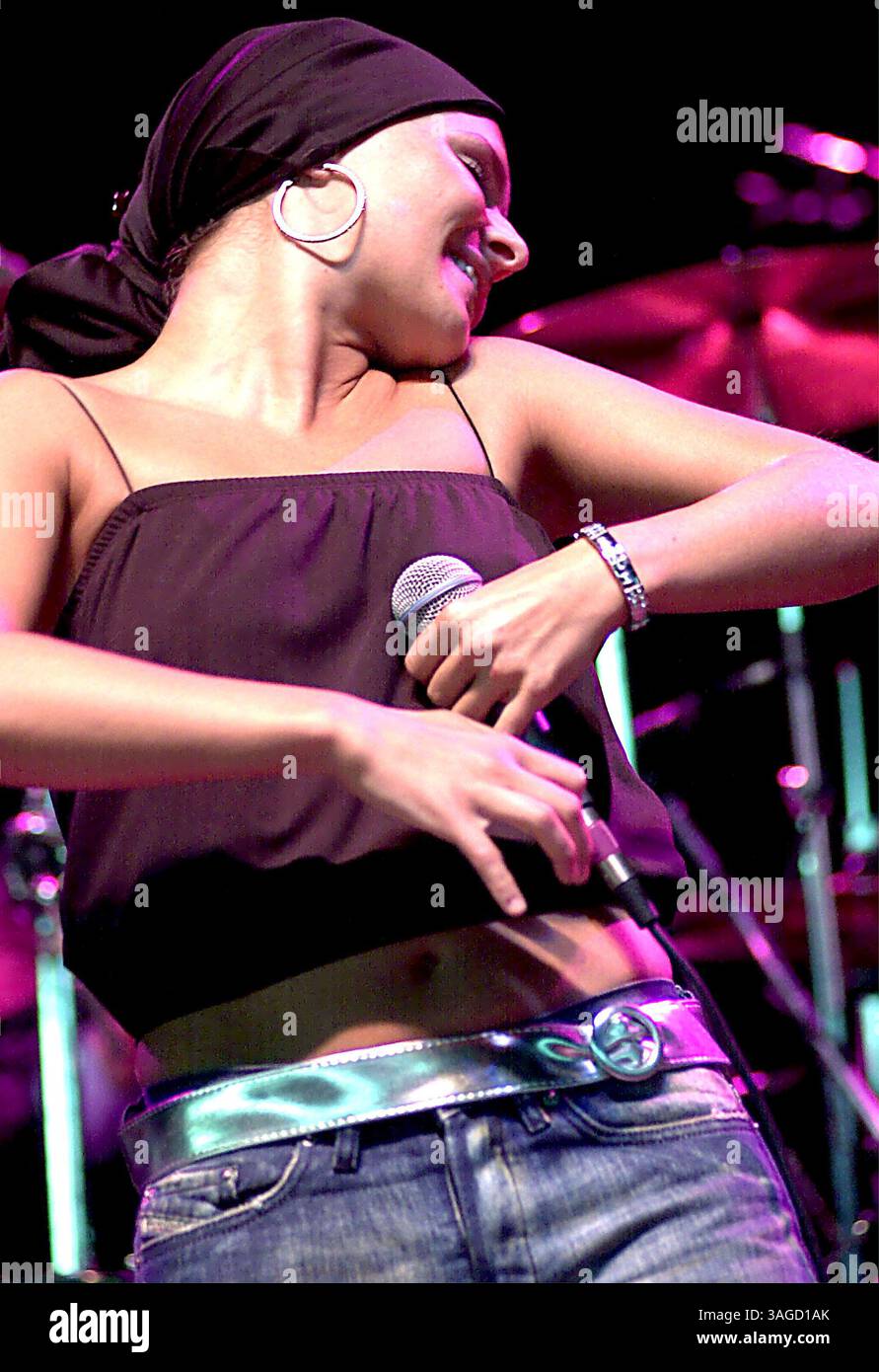 Juni 2001; Mansfield, Massachusetts, USA; EMILIANA TORRINI tritt im Tweeter Center konzertiert auf. (Bild: Steven Tackeff/ZUMAPRESS.com) Stockfoto