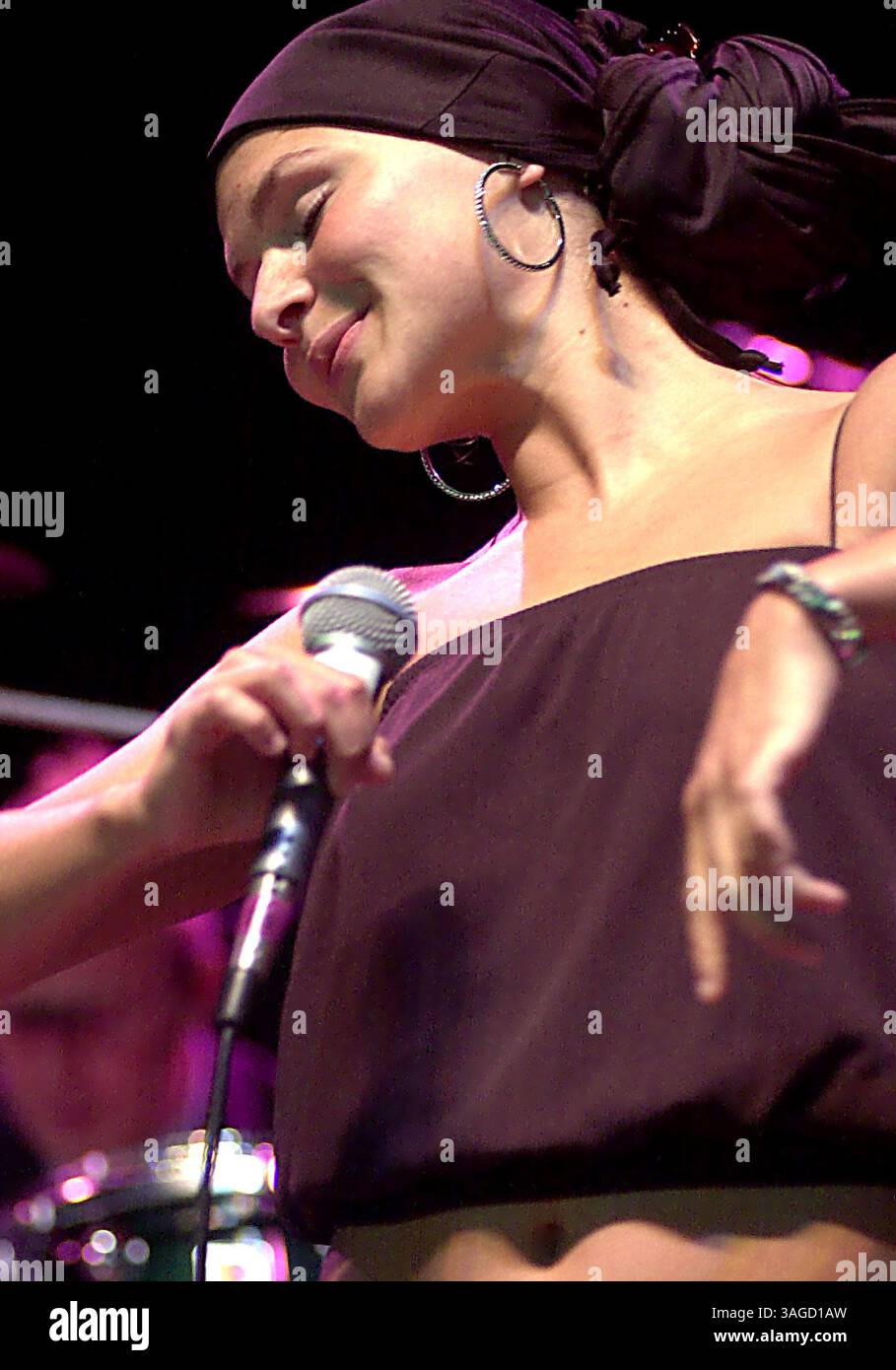 Juni 2001; Mansfield, Massachusetts, USA; EMILIANA TORRINI tritt im Tweeter Center konzertiert auf. (Bild: Steven Tackeff/ZUMAPRESS.com) Stockfoto
