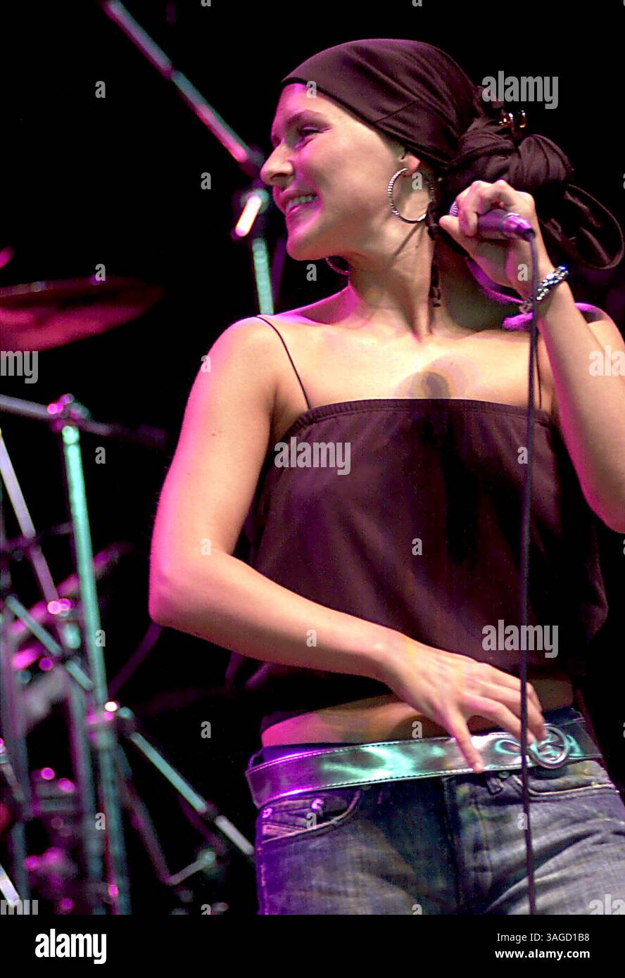 Juni 2001; Mansfield, Massachusetts, USA; EMILIANA TORRINI tritt im Tweeter Center konzertiert auf. (Bild: Steven Tackeff/ZUMAPRESS.com) Stockfoto