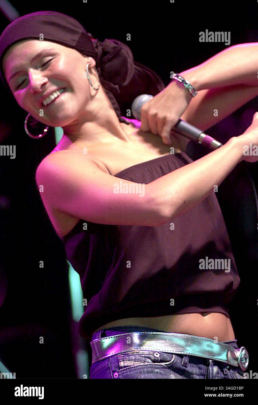 Juni 2001; Mansfield, Massachusetts, USA; EMILIANA TORRINI tritt im Tweeter Center konzertiert auf. (Bild: Steven Tackeff/ZUMAPRESS.com) Stockfoto