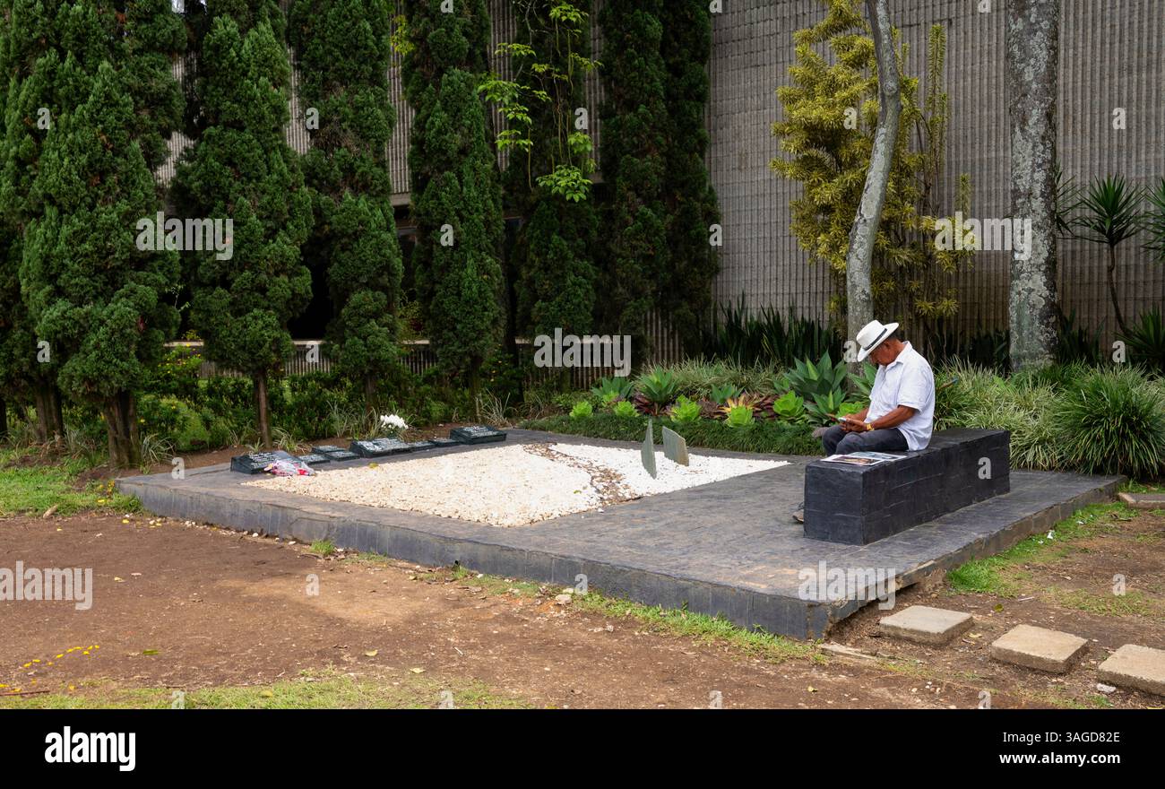 Mann sitzt am Grab von Pablo Escobar in Cemetario Jardines Montesacro, Kolumbien Stockfoto