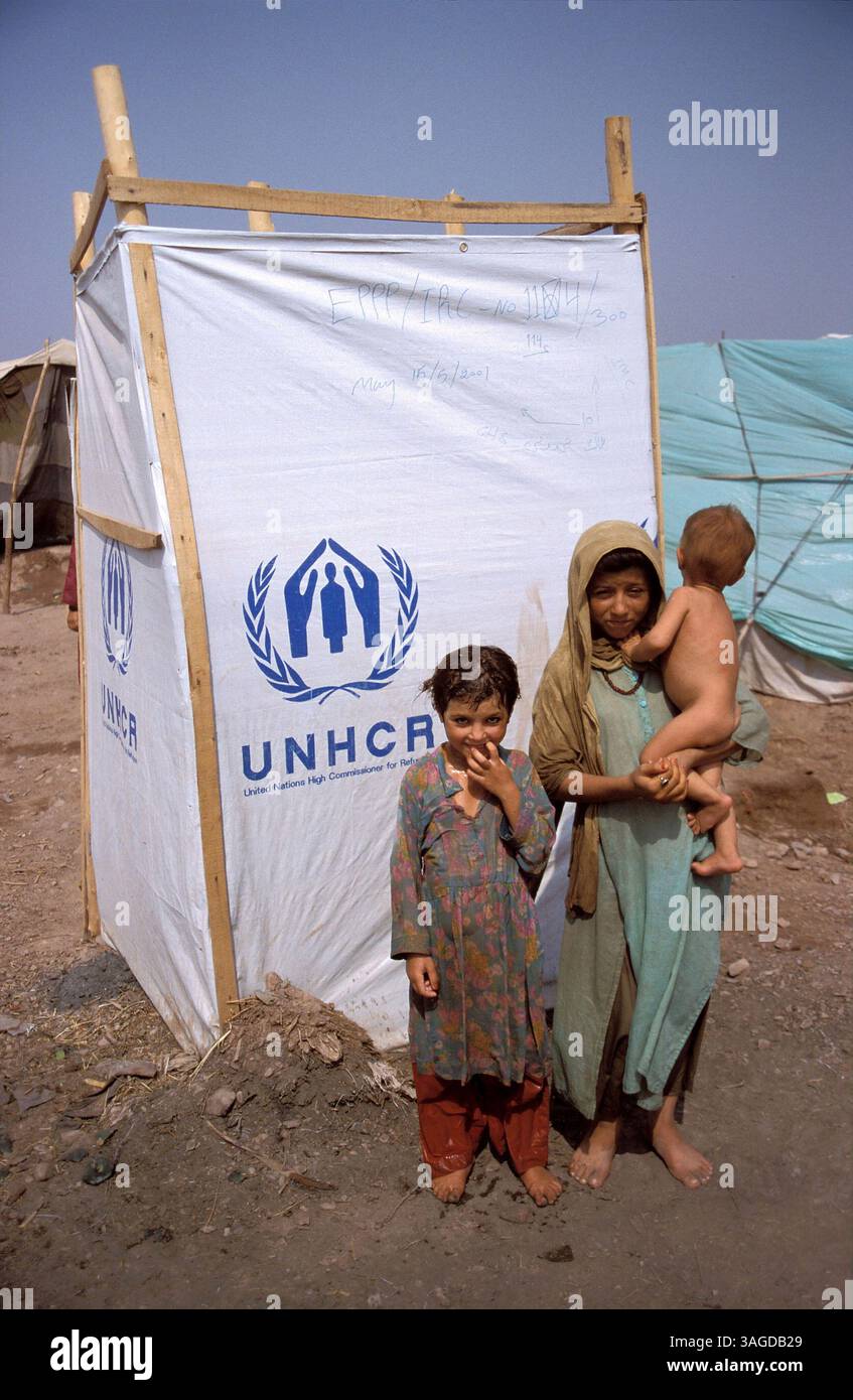 Januar 2005 – jalalabad, Afghanistan – Afghanistan offiziell die Islamische Republik Afghanistan ist ein Binnenland, das sich etwa im Zentrum Asiens befindet. Die Politik in Afghanistan bestand historisch aus Machtkämpfen, blutigen Putschen und instabilen Machtübertragungen. Mit Ausnahme einer Militärjunta wurde das Land im letzten Jahrhundert von fast jedem Regierungssystem regiert, einschließlich einer Monarchie, republik, Theokratie und kommunistischem Staat. ABBILDUNG: Toilette in einem afghanischen Ecamp (Kreditbild: Ton Koene/ZUMAPRESS.com) Stockfoto