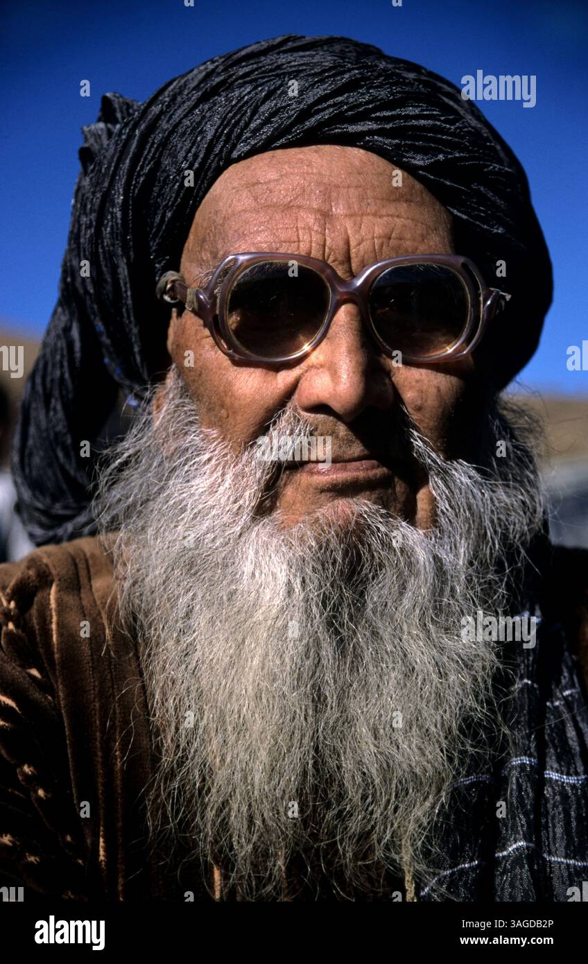 Juni 2005 - Jalalabad, Afghanistan - Afghanistan offiziell die Islamische Republik Afghanistan ist ein Binnenland, das etwa im Zentrum Asiens liegt. Die Politik in Afghanistan bestand historisch aus Machtkämpfen, blutigen Putschen und instabilen Machtübertragungen. Mit Ausnahme einer Militärjunta wurde das Land im letzten Jahrhundert von fast jedem Regierungssystem regiert, einschließlich einer Monarchie, republik, Theokratie und kommunistischem Staat. ABBILDUNG: Afghanischer Mann in Jalalabad (Bild: Ton Koene/ZUMAPRESS.com) Stockfoto