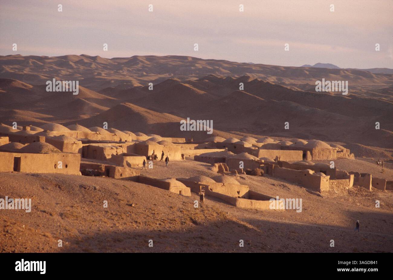06. Januar 2005 - Kandahar, Afghanistan - Afghanistan offiziell die Islamische Republik Afghanistan ist ein Binnenland, das etwa im Zentrum Asiens liegt. Die Politik in Afghanistan bestand historisch aus Machtkämpfen, blutigen Putschen und instabilen Machtübertragungen. Mit Ausnahme einer Militärjunta wurde das Land im letzten Jahrhundert von fast jedem Regierungssystem regiert, einschließlich einer Monarchie, republik, Theokratie und kommunistischem Staat. ABBILDUNG: Afghanisches Dorf zwischen Kandahar und Herat (Bild: Ton Koene/ZUMAPRESS.com) Stockfoto