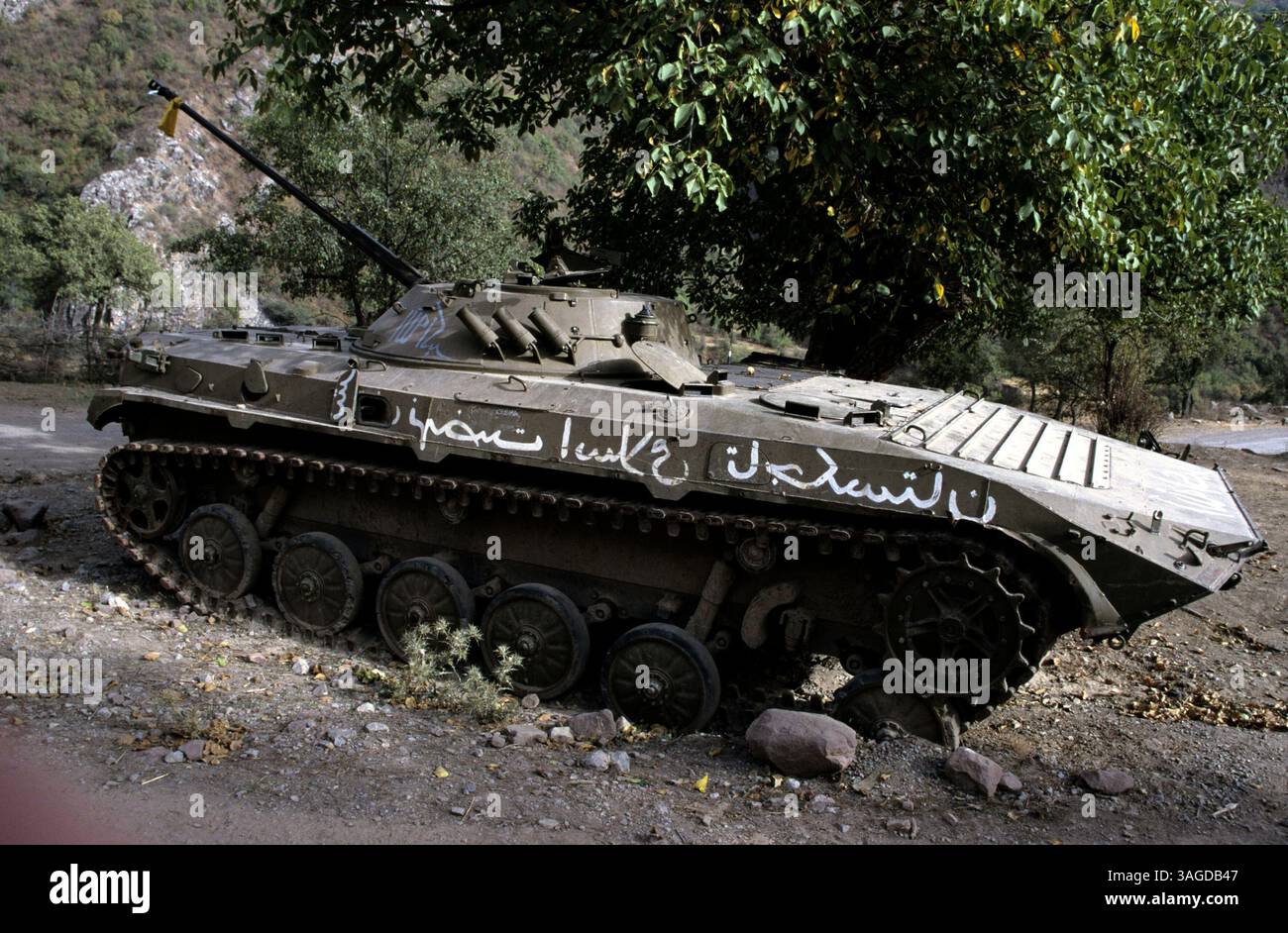 Juni 2005 - Jalalabad, Afghanistan - Afghanistan offiziell die Islamische Republik Afghanistan ist ein Binnenland, das sich etwa im Zentrum Asiens befindet. Die Politik in Afghanistan bestand historisch aus Machtkämpfen, blutigen Putschen und instabilen Machtübertragungen. Mit Ausnahme einer Militärjunta wurde das Land im letzten Jahrhundert von fast jedem Regierungssystem regiert, einschließlich einer Monarchie, republik, Theokratie und kommunistischem Staat. ABBILDUNG: Afghanischer Panzer wird von den taliban zerstört (Bild: Ton Koene/ZUMAPRESS.com) Stockfoto