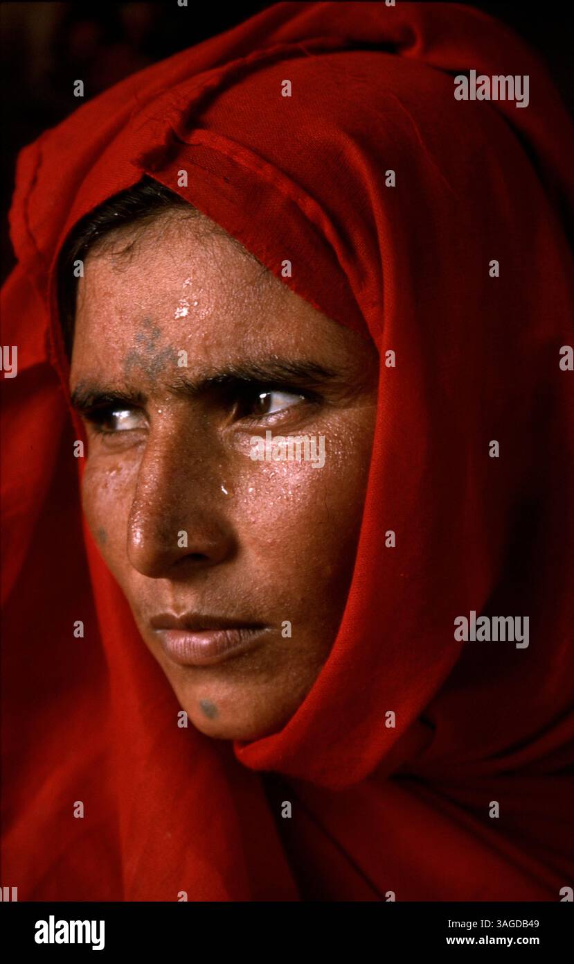 Juni 2005 - Jalalabad, Afghanistan - Afghanistan offiziell die Islamische Republik Afghanistan ist ein Binnenland, das sich etwa im Zentrum Asiens befindet. Die Politik in Afghanistan bestand historisch aus Machtkämpfen, blutigen Putschen und instabilen Machtübertragungen. Mit Ausnahme einer Militärjunta wurde das Land im letzten Jahrhundert von fast jedem Regierungssystem regiert, einschließlich einer Monarchie, republik, Theokratie und kommunistischem Staat. ABBILDUNG: Afghanische Frau in Afghanistan (Bild: Ton Koene/ZUMAPRESS.com) Stockfoto