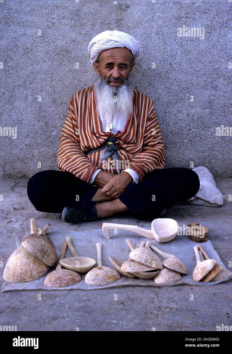 Juni 2005 - Jalalabad, Afghanistan - Afghanistan offiziell die Islamische Republik Afghanistan ist ein Binnenland, das sich etwa im Zentrum Asiens befindet. Die Politik in Afghanistan bestand historisch aus Machtkämpfen, blutigen Putschen und instabilen Machtübertragungen. Mit Ausnahme einer Militärjunta wurde das Land im letzten Jahrhundert von fast jedem Regierungssystem regiert, einschließlich einer Monarchie, republik, Theokratie und kommunistischem Staat. ABBILDUNG: Afghanischer Mann in Jalalabad (Bild: Ton Koene/ZUMAPRESS.com) Stockfoto