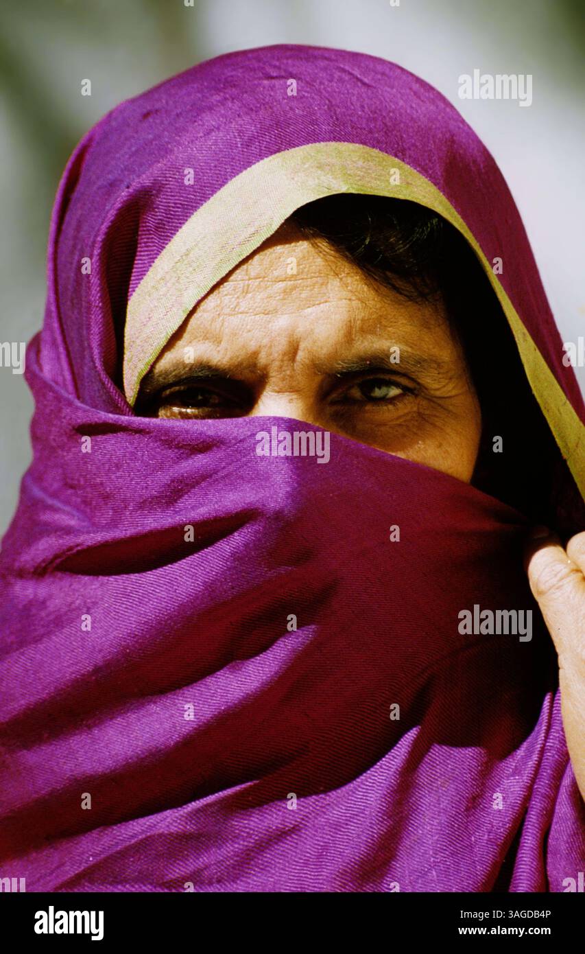 Juni 2005 - Jalalabad, Uruzgan, Afghanistan - Afghanistan offiziell die Islamische Republik Afghanistan ist ein Binnenland, das sich etwa im Zentrum Asiens befindet. Die Politik in Afghanistan bestand historisch aus Machtkämpfen, blutigen Putschen und instabilen Machtübertragungen. Mit Ausnahme einer Militärjunta wurde das Land im letzten Jahrhundert von fast jedem Regierungssystem regiert, einschließlich einer Monarchie, republik, Theokratie und kommunistischem Staat. ABBILDUNG: Afghanische Frau in Afghanistan (Bild: Ton Koene/ZUMAPRESS.com) Stockfoto