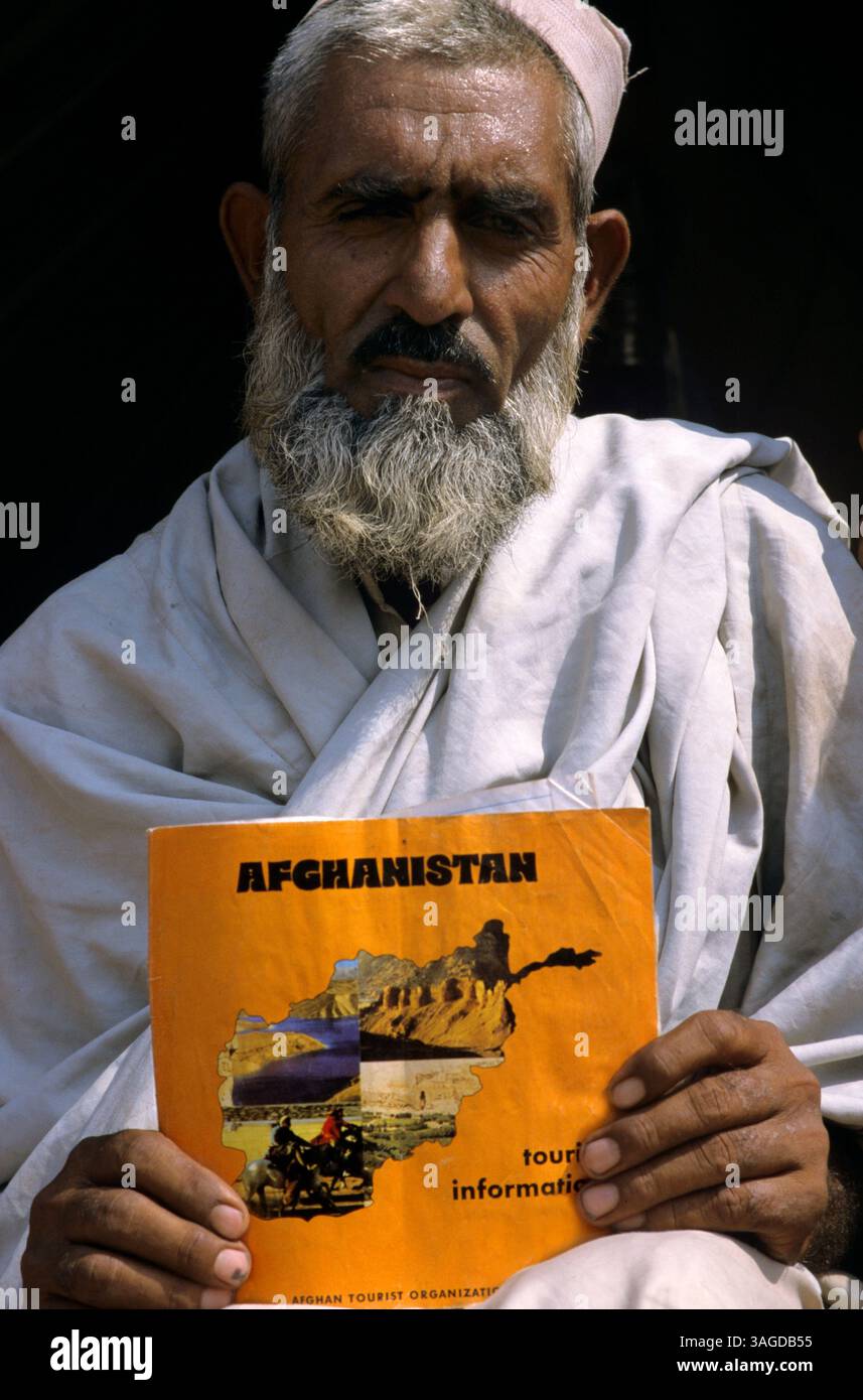 10. Juni 2005 - Jalalabad, Uruzgan, Afghanistan - Afghanistan offiziell die Islamische Republik Afghanistan, ist ein Binnenland, das etwa im Zentrum Asiens liegt. Die Politik in Afghanistan bestand historisch aus Machtkämpfen, blutigen Putschen und instabilen Machtübertragungen. Mit Ausnahme einer Militärjunta wurde das Land im letzten Jahrhundert von fast jedem Regierungssystem regiert, einschließlich einer Monarchie, republik, Theokratie und kommunistischem Staat. ABBILDUNG: Afghanischer Mann in Jalalabad (Bild: Ton Koene/ZUMAPRESS.com) Stockfoto