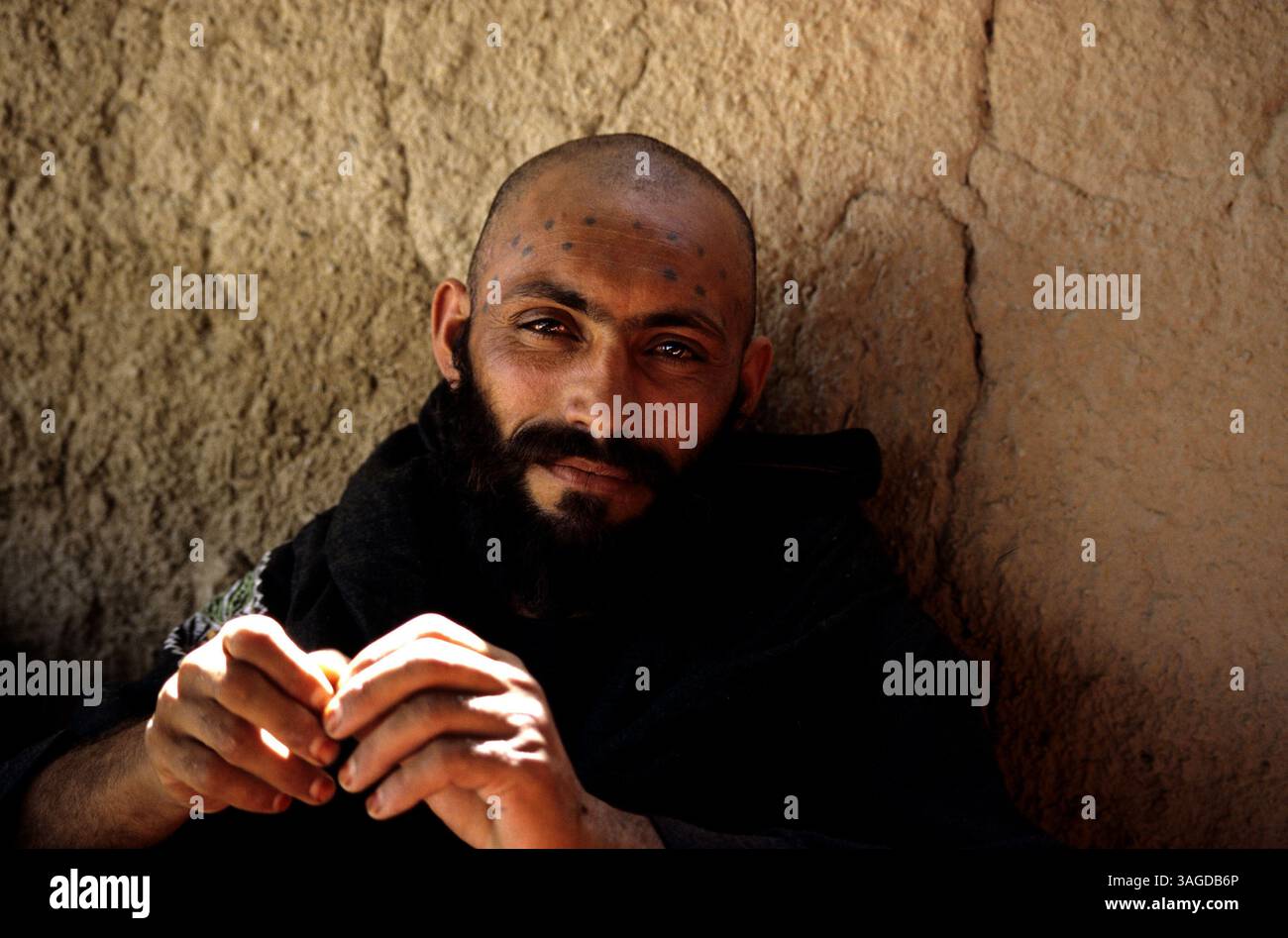 Juni 2005 - Jalalabad, Uruzgan, Afghanistan - Afghanistan offiziell die Islamische Republik Afghanistan ist ein Binnenland, das sich etwa im Zentrum Asiens befindet. Die Politik in Afghanistan bestand historisch aus Machtkämpfen, blutigen Putschen und instabilen Machtübertragungen. Mit Ausnahme einer Militärjunta wurde das Land im letzten Jahrhundert von fast jedem Regierungssystem regiert, einschließlich einer Monarchie, republik, Theokratie und kommunistischem Staat. ABBILDUNG: Afghanischer Mann in Jalalabad (Bild: Ton Koene/ZUMAPRESS.com) Stockfoto