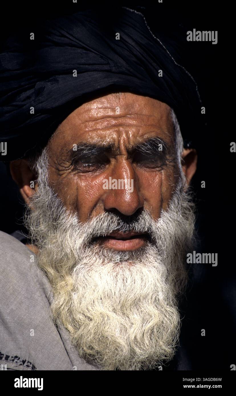 Juni 2005 - Jalalabad, Uruzgan, Afghanistan - Afghanistan offiziell die Islamische Republik Afghanistan ist ein Binnenland, das sich etwa im Zentrum Asiens befindet. Die Politik in Afghanistan bestand historisch aus Machtkämpfen, blutigen Putschen und instabilen Machtübertragungen. Mit Ausnahme einer Militärjunta wurde das Land im letzten Jahrhundert von fast jedem Regierungssystem regiert, einschließlich einer Monarchie, republik, Theokratie und kommunistischem Staat. ABBILDUNG: Afghanischer Mann in Jalalabad (Bild: Ton Koene/ZUMAPRESS.com) Stockfoto