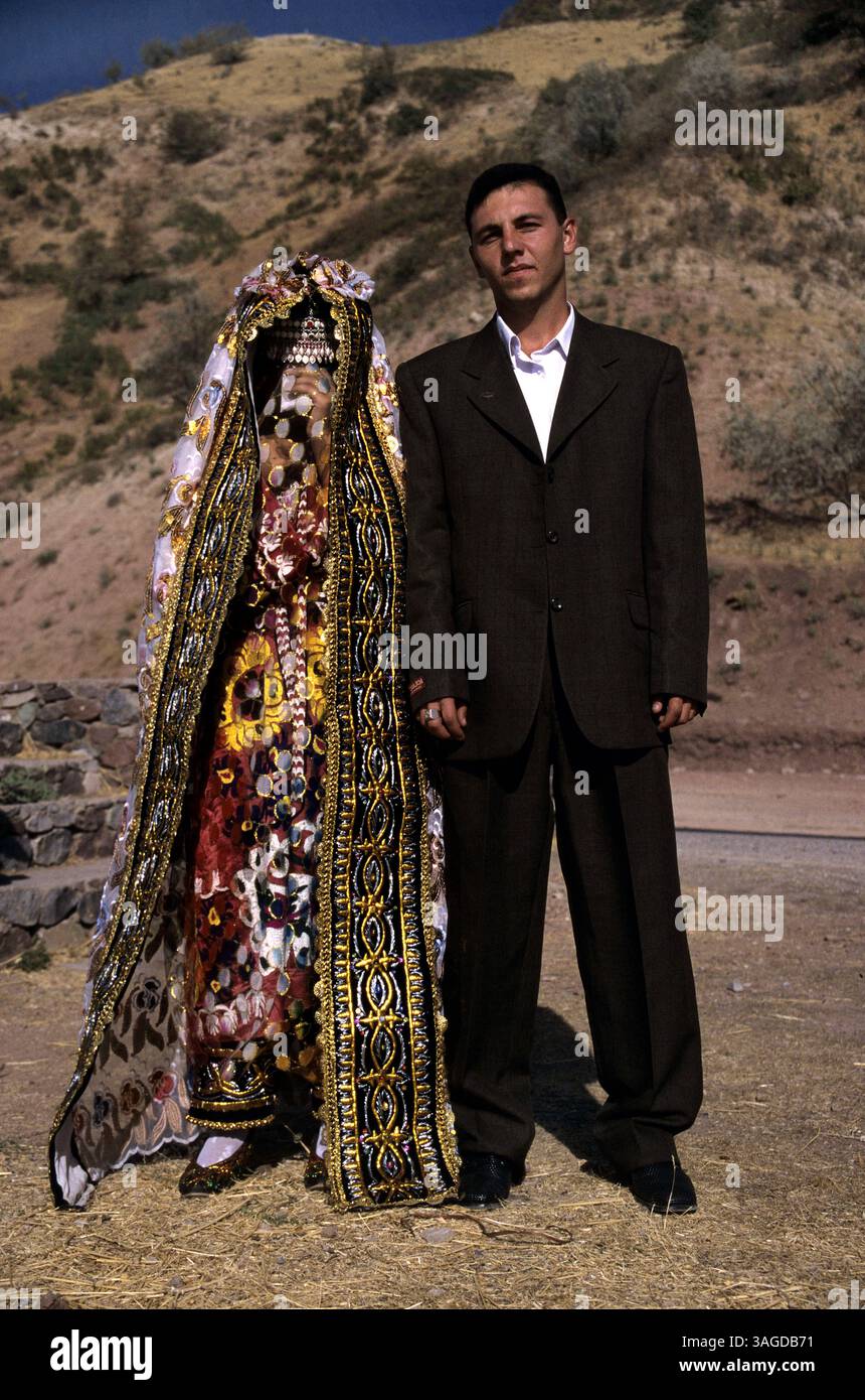 06. Januar 2005 - Kabul, Afghanistan - Afghanistan offiziell die Islamische Republik Afghanistan ist ein Binnenland, das etwa im Zentrum Asiens liegt. Die Politik in Afghanistan bestand historisch aus Machtkämpfen, blutigen Putschen und instabilen Machtübertragungen. Mit Ausnahme einer Militärjunta wurde das Land im letzten Jahrhundert von fast jedem Regierungssystem regiert, einschließlich einer Monarchie, republik, Theokratie und kommunistischem Staat. ABBILDUNG: Afghanische Hochzeit (Bild: Ton Koene/ZUMAPRESS.com) Stockfoto