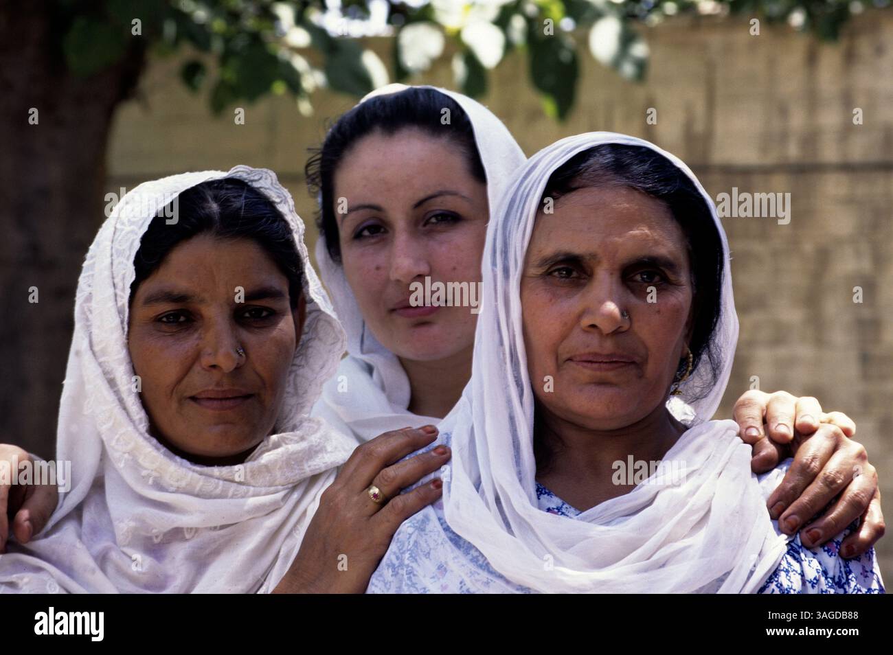 Juni 2005 - Jalalabad, Afghanistan - Afghanistan offiziell die Islamische Republik Afghanistan ist ein Binnenland, das sich etwa im Zentrum Asiens befindet. Die Politik in Afghanistan bestand historisch aus Machtkämpfen, blutigen Putschen und instabilen Machtübertragungen. Mit Ausnahme einer Militärjunta wurde das Land im letzten Jahrhundert von fast jedem Regierungssystem regiert, einschließlich einer Monarchie, republik, Theokratie und kommunistischem Staat. ABBILDUNG: Afghanische Frau in Afghanistan (Bild: Ton Koene/ZUMAPRESS.com) Stockfoto