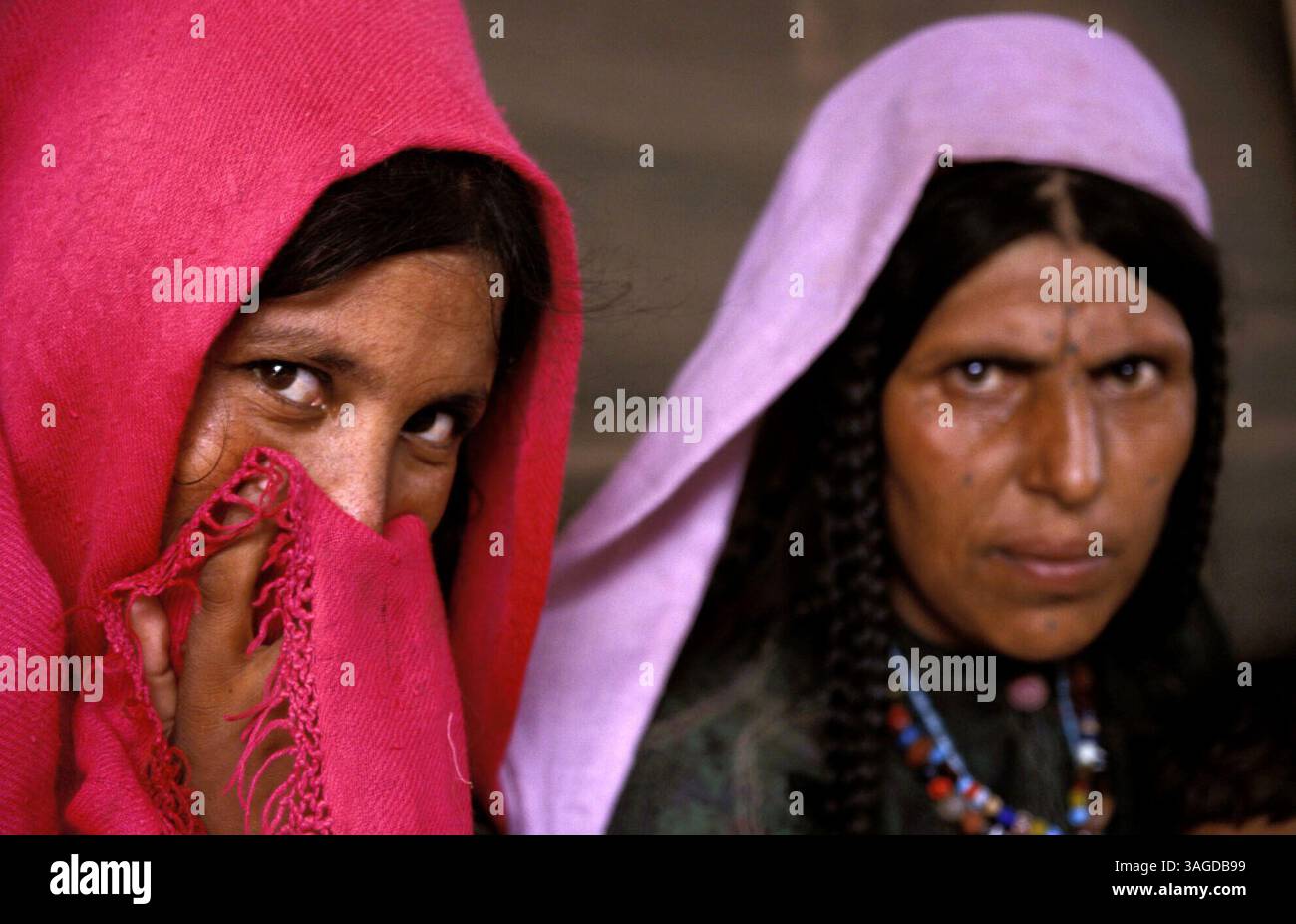 Juni 2005 - Jalalabad, Afghanistan - Afghanistan offiziell die Islamische Republik Afghanistan ist ein Binnenland, das sich etwa im Zentrum Asiens befindet. Die Politik in Afghanistan bestand historisch aus Machtkämpfen, blutigen Putschen und instabilen Machtübertragungen. Mit Ausnahme einer Militärjunta wurde das Land im letzten Jahrhundert von fast jedem Regierungssystem regiert, einschließlich einer Monarchie, republik, Theokratie und kommunistischem Staat. ABBILDUNG: Afghanische Frau in Afghanistan (Bild: Ton Koene/ZUMAPRESS.com) Stockfoto