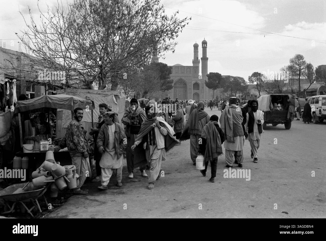 20. November 2005 – Kabul, Uruzgan, Afghanistan – Afghanistan offiziell die Islamische Republik Afghanistan ist ein Binnenland, das etwa im Zentrum Asiens liegt. Die Politik in Afghanistan bestand historisch aus Machtkämpfen, blutigen Putschen und instabilen Machtübertragungen. Mit Ausnahme einer Militärjunta wurde das Land im letzten Jahrhundert von fast jedem Regierungssystem regiert, einschließlich einer Monarchie, republik, Theokratie und kommunistischem Staat. ABBILDUNG: Afghanische Menschen, die auf dem Markt in Kabul einkaufen (Kreditbild: Ton Koene/ZUMAPRESS.com) Stockfoto