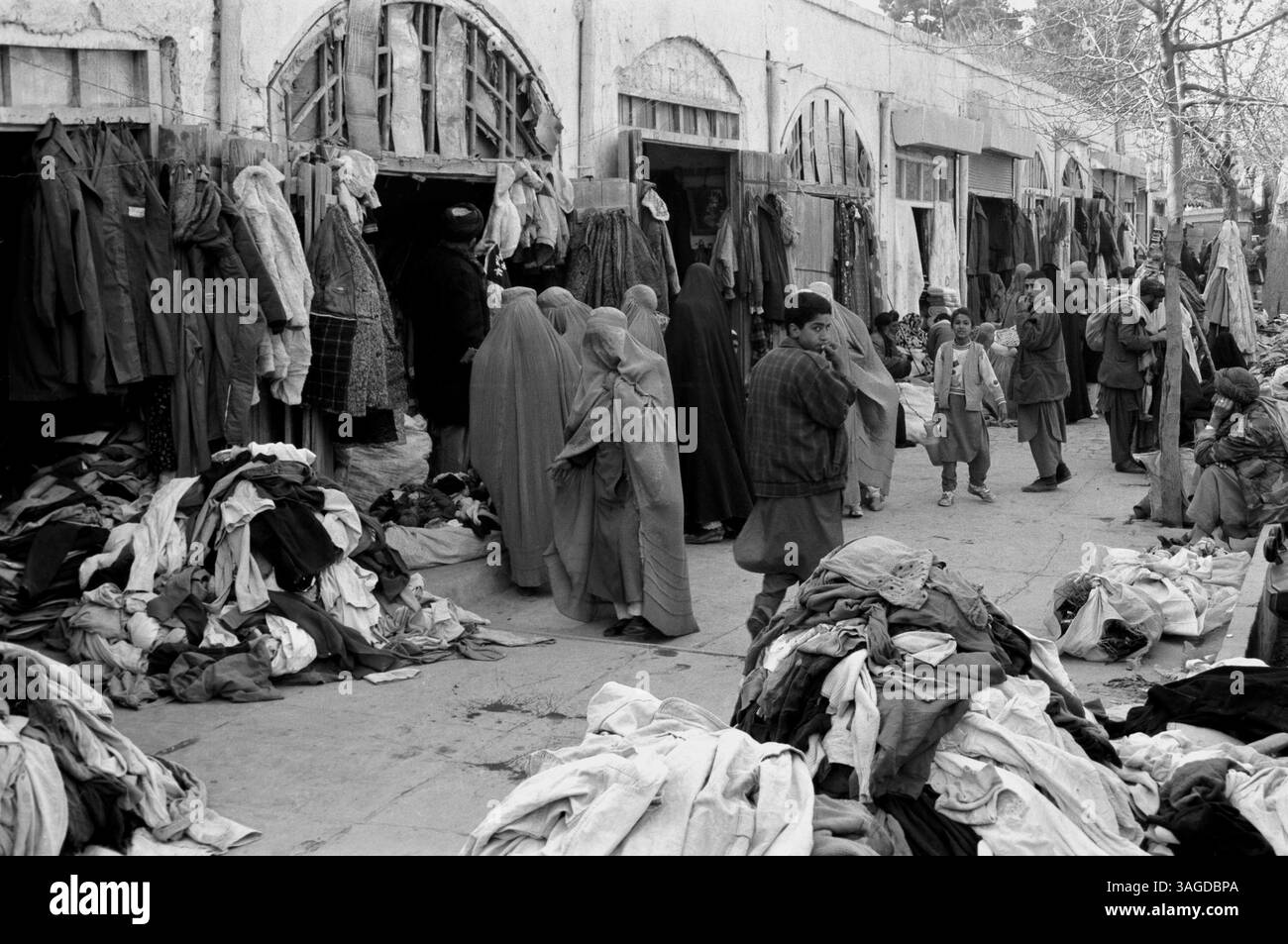 20. November 2005 – Kabul, Uruzgan, Afghanistan – Afghanistan offiziell die Islamische Republik Afghanistan ist ein Binnenland, das etwa im Zentrum Asiens liegt. Die Politik in Afghanistan bestand historisch aus Machtkämpfen, blutigen Putschen und instabilen Machtübertragungen. Mit Ausnahme einer Militärjunta wurde das Land im letzten Jahrhundert von fast jedem Regierungssystem regiert, einschließlich einer Monarchie, republik, Theokratie und kommunistischem Staat. ABBILDUNG: Afghanische Frauen kaufen Kleidung auf dem Markt in Kabul (Kreditbild: Ton Koene/ZUMAPRESS.com) Stockfoto