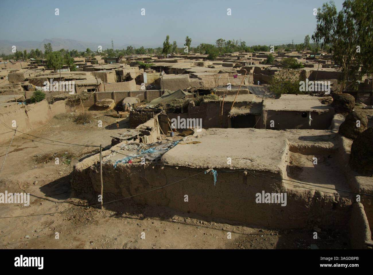 Juni 2006 - Peshawar, Pakistan - ein afghanisches Dorf ist heute von seinen früheren Einwohnern verwüstet. Afghanische Flüchtlinge sind gezwungen, Pakistan zu verlassen, wo sie seit Jahrhunderten leben. Die meisten Afghanen fühlen sich nicht sicher genug, um nach Afghanistan zurückzukehren, und werden sich schließlich wieder nach Pakistan schleichen. Alle Afghanen müssen sich registrieren und einen Iris-Scan durchführen, um Betrug zu vermeiden, und als Flüchtlinge erhalten sie eine Rückkehrzulage. Seit 2001 sind drei Millionen afghanische Flüchtlinge nach Afghanistan zurückgekehrt. Datum ist ein ungefähres Datum (Bild: Ton Koene/ZUMAPRESS.com) Stockfoto