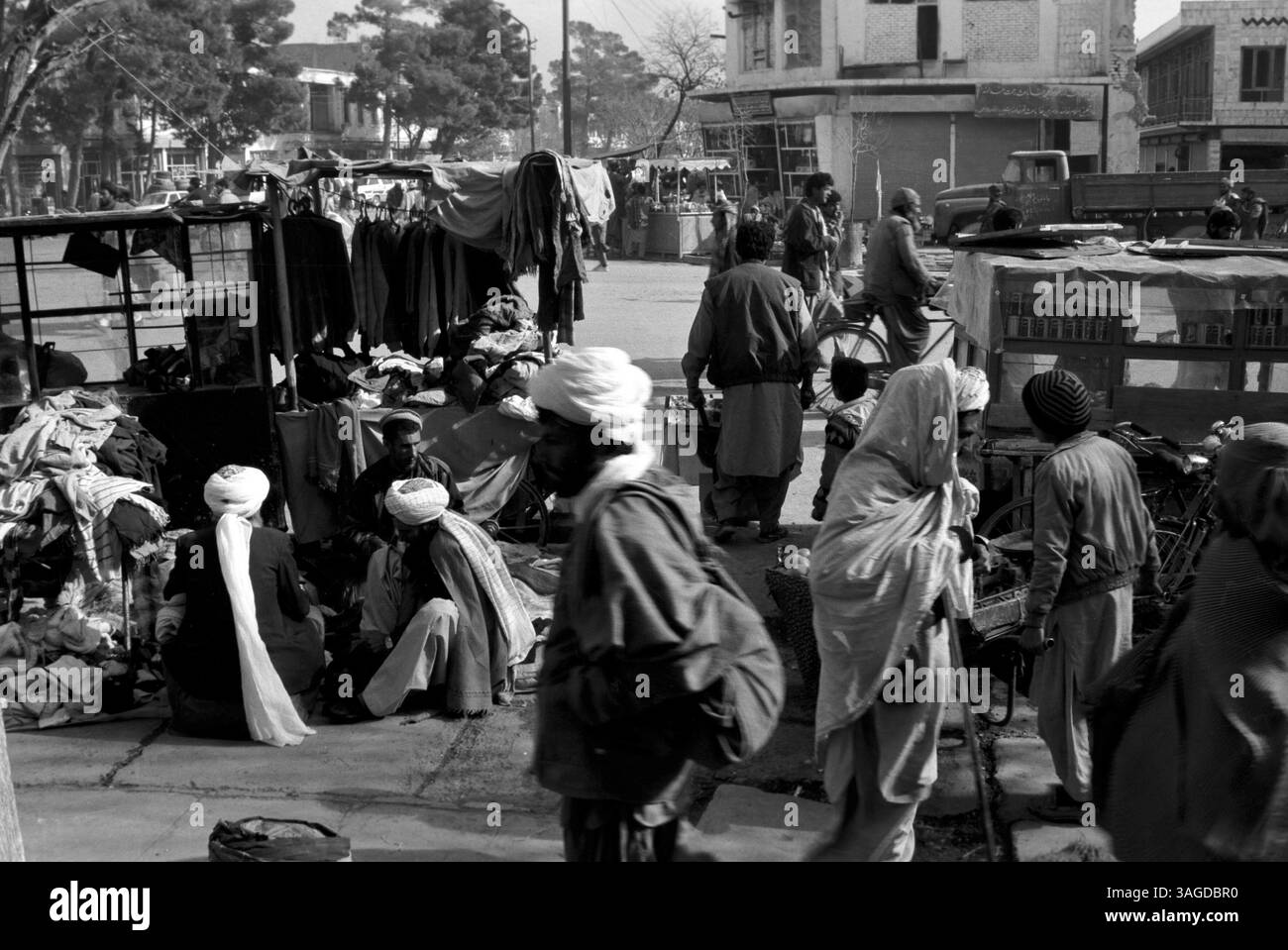 20. November 2005 – Kabul, Uruzgan, Afghanistan – Afghanistan offiziell die Islamische Republik Afghanistan ist ein Binnenland, das etwa im Zentrum Asiens liegt. Die Politik in Afghanistan bestand historisch aus Machtkämpfen, blutigen Putschen und instabilen Machtübertragungen. Mit Ausnahme einer Militärjunta wurde das Land im letzten Jahrhundert von fast jedem Regierungssystem regiert, einschließlich einer Monarchie, republik, Theokratie und kommunistischem Staat. ABBILDUNG: Afghanische Menschen, die auf dem Markt in Kabul einkaufen (Kreditbild: Ton Koene/ZUMAPRESS.com) Stockfoto